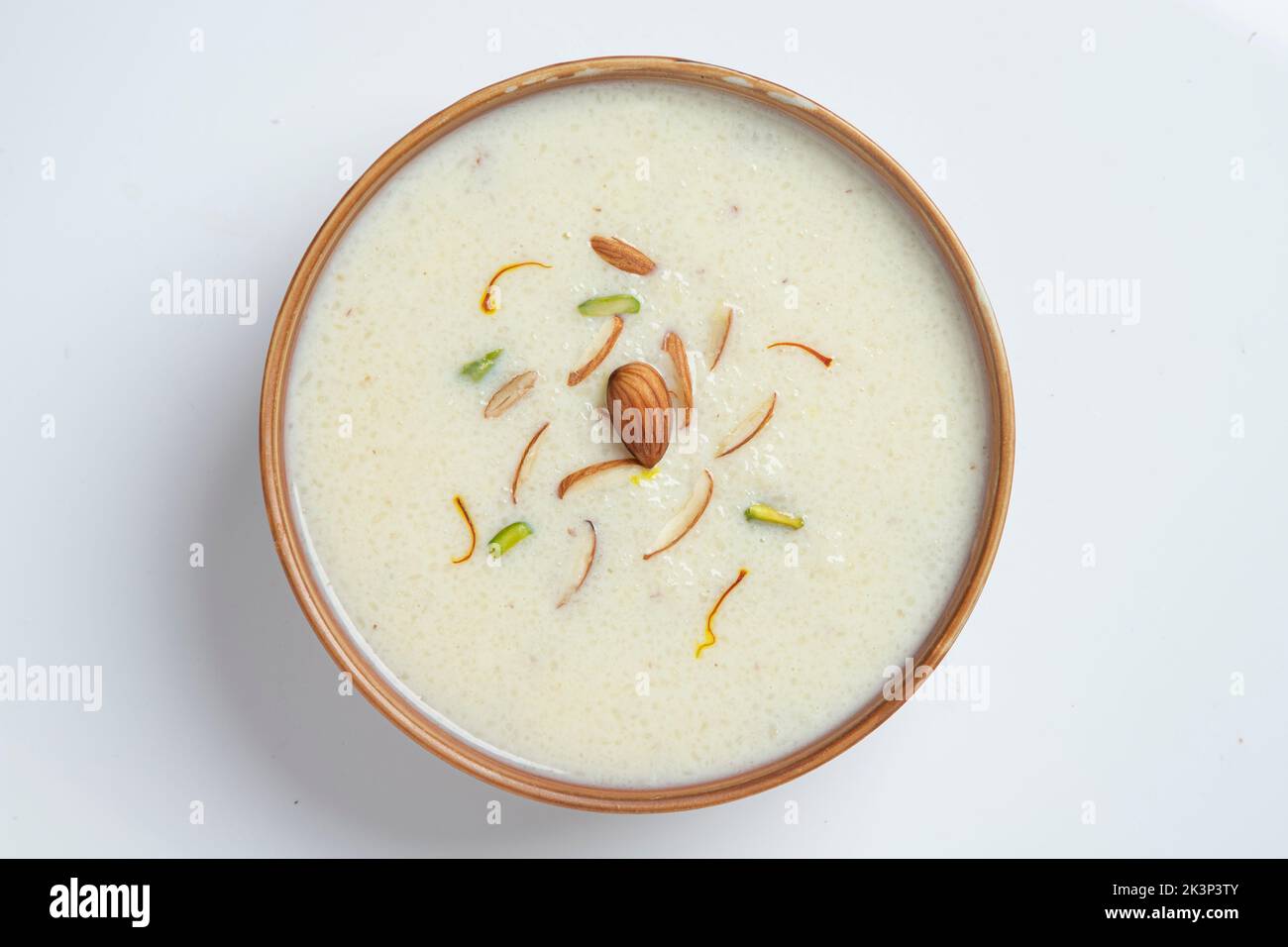Delizioso budino di riso , paga con cannella in ciotola, primo piano Foto Stock