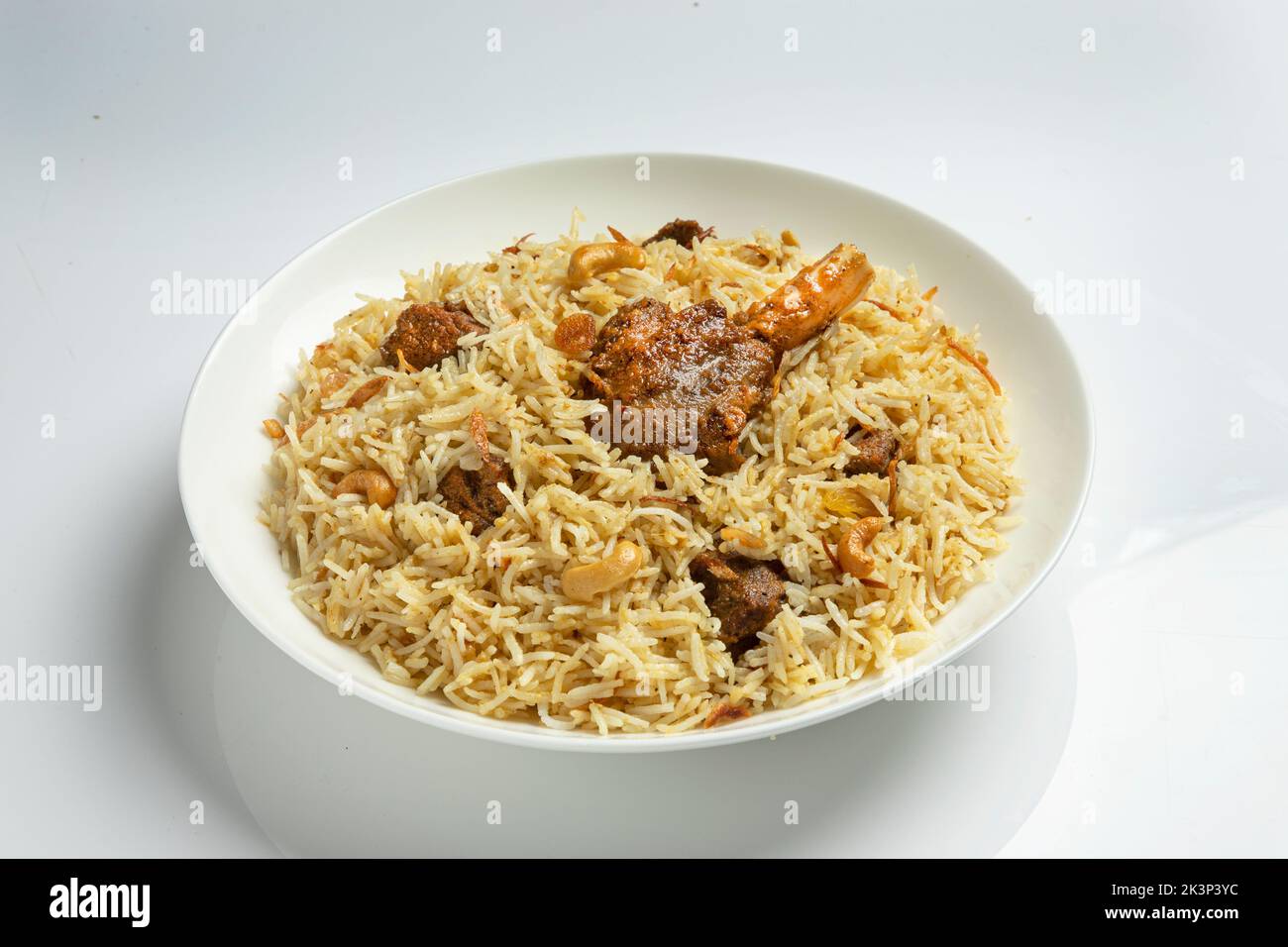 Pollo , biryani di montone , dhum biriyani di pollo in stile bangladese prodotto con riso jeera e spezie sistemato in un vasellame di ceramica bianca con bianco Foto Stock