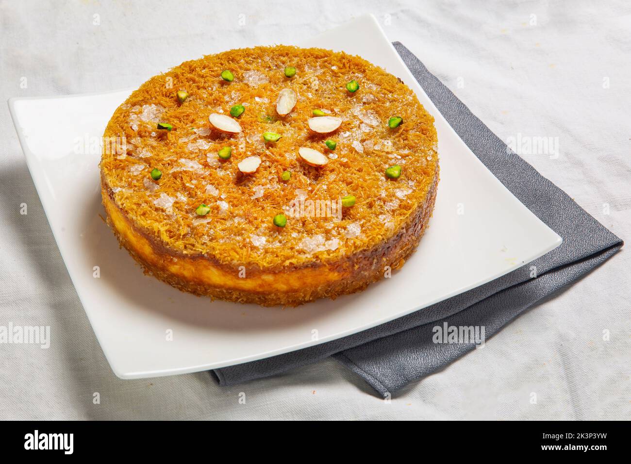 Deliziosi dolci arabi Sweet Kunafa isolati su sfondo bianco Foto Stock