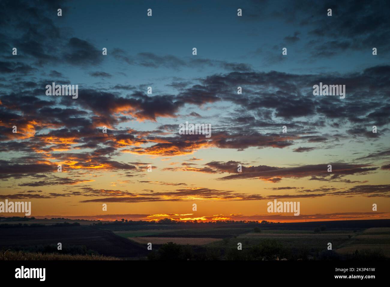 Maestoso cielo di vaniglia di sera. Cielo azzurro tramonto con nuvole di cirrus rosa dorato sopra l'orizzonte. Immagine panoramica di un paesaggio dai colori pastello. Beaut Foto Stock