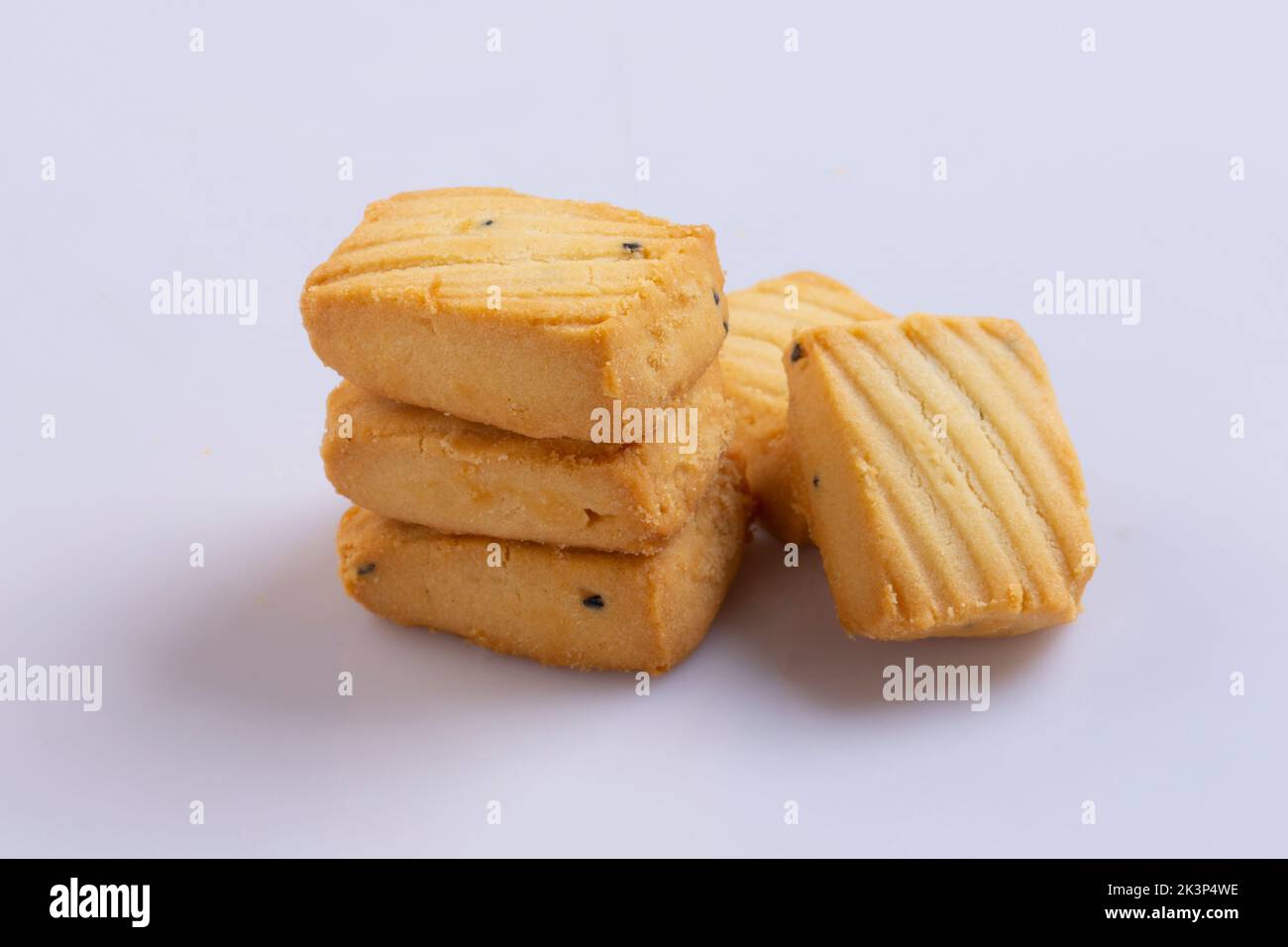 Raccolta di biscotti su sfondo bianco, biscotti al burro, biscotti al cioccolato, biscotti al caffè, biscotti alle ardesie ecc. Foto Stock