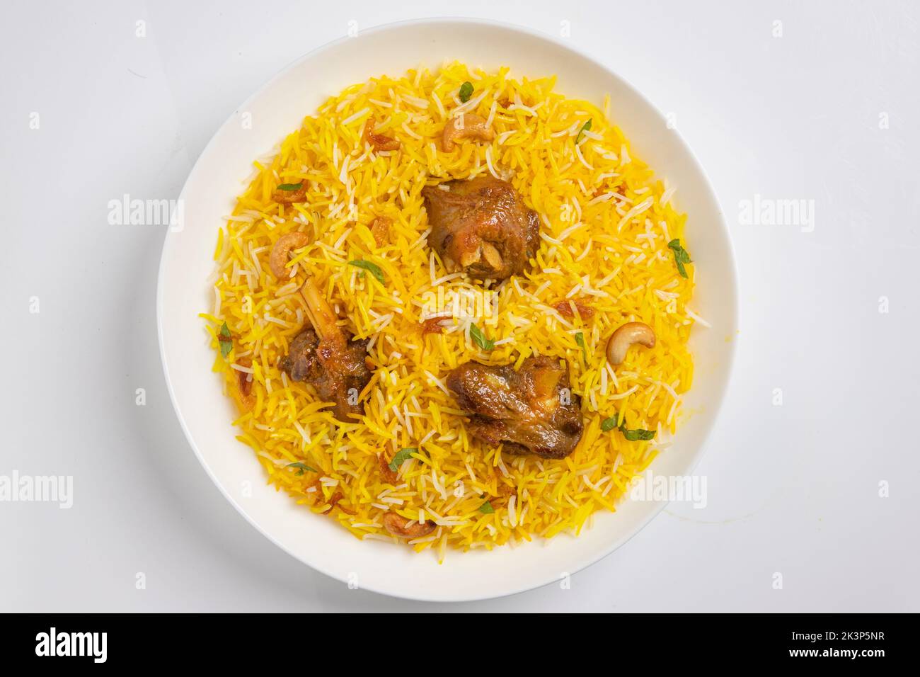 Pollo , biryani di montone , dhum biriyani di pollo in stile bangladese prodotto con riso jeera e spezie sistemato in un vasellame di ceramica bianca con bianco Foto Stock