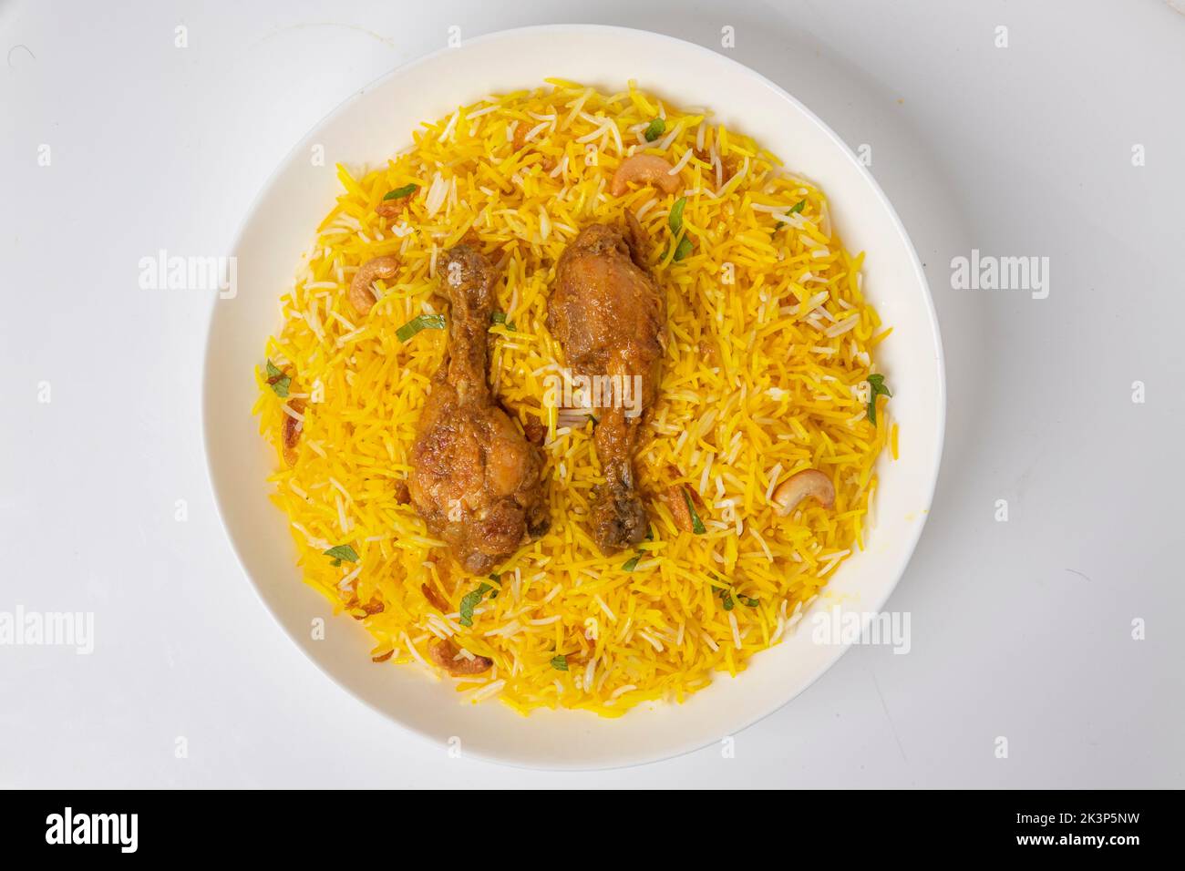 Pollo , biryani di montone , dhum biriyani di pollo in stile bangladese prodotto con riso jeera e spezie sistemato in un vasellame di ceramica bianca con bianco Foto Stock