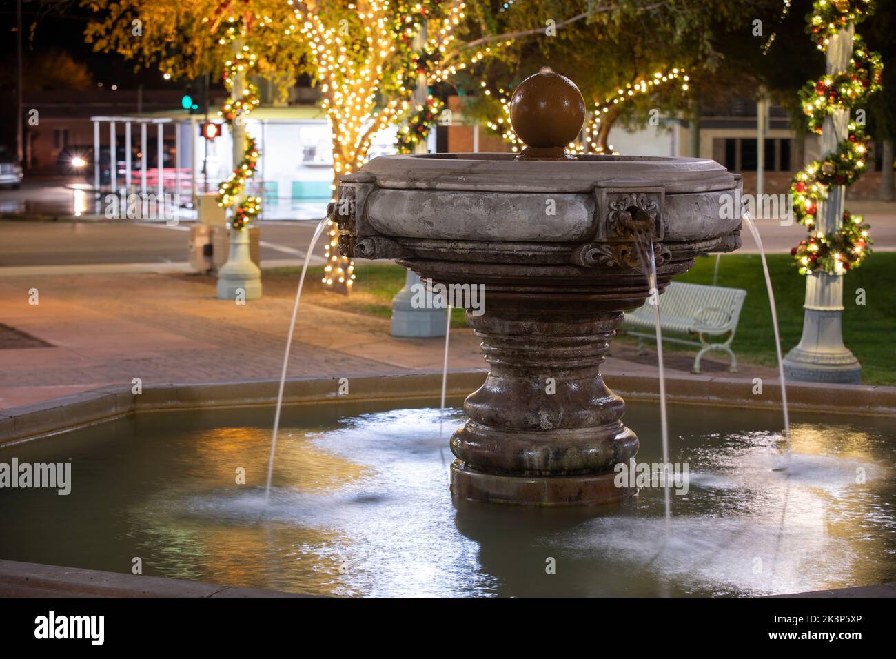 Vista notturna della fontana del municipio pubblico e della plaza di Casa Grande, Arizona, USA. Foto Stock