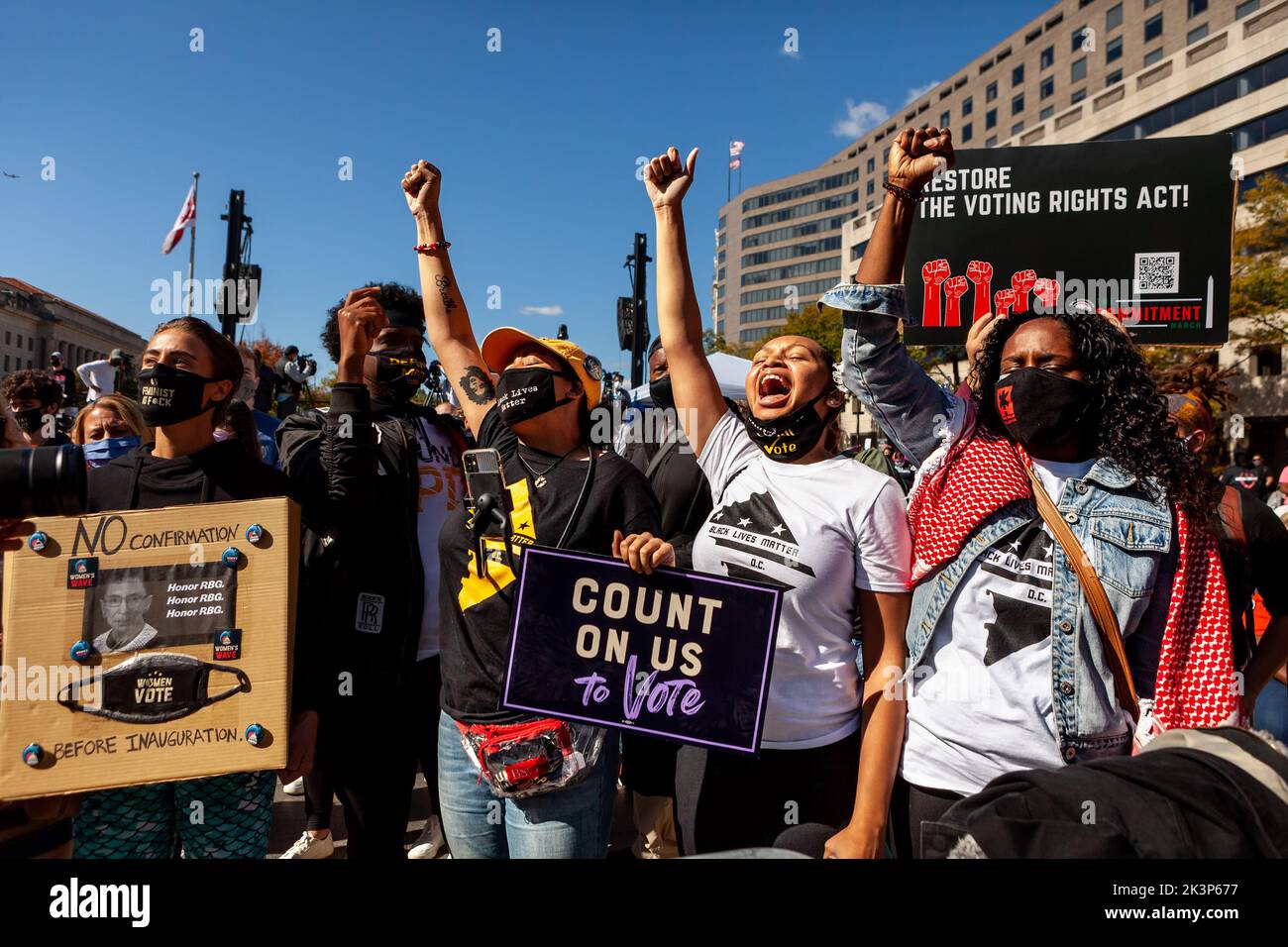 Washington, Stati Uniti. 17th Ott 2020. Quattro membri delle organizzazioni di giustizia razziale con sede a Washington, DC, si levano in piedi con i pugni allevati alla marcia delle donne. Migliaia di persone si sono alleate alla Freedom Plaza prima di marciare intorno al Campidoglio per il National Mall in uno spettacolo di forza del potere politico delle donne. La marcia si è conclusa con un Get out the Vote text-a-thon on on the National Mall. (Credit Image: © Allison Bailey/SOPA Images via ZUMA Press Wire) Foto Stock