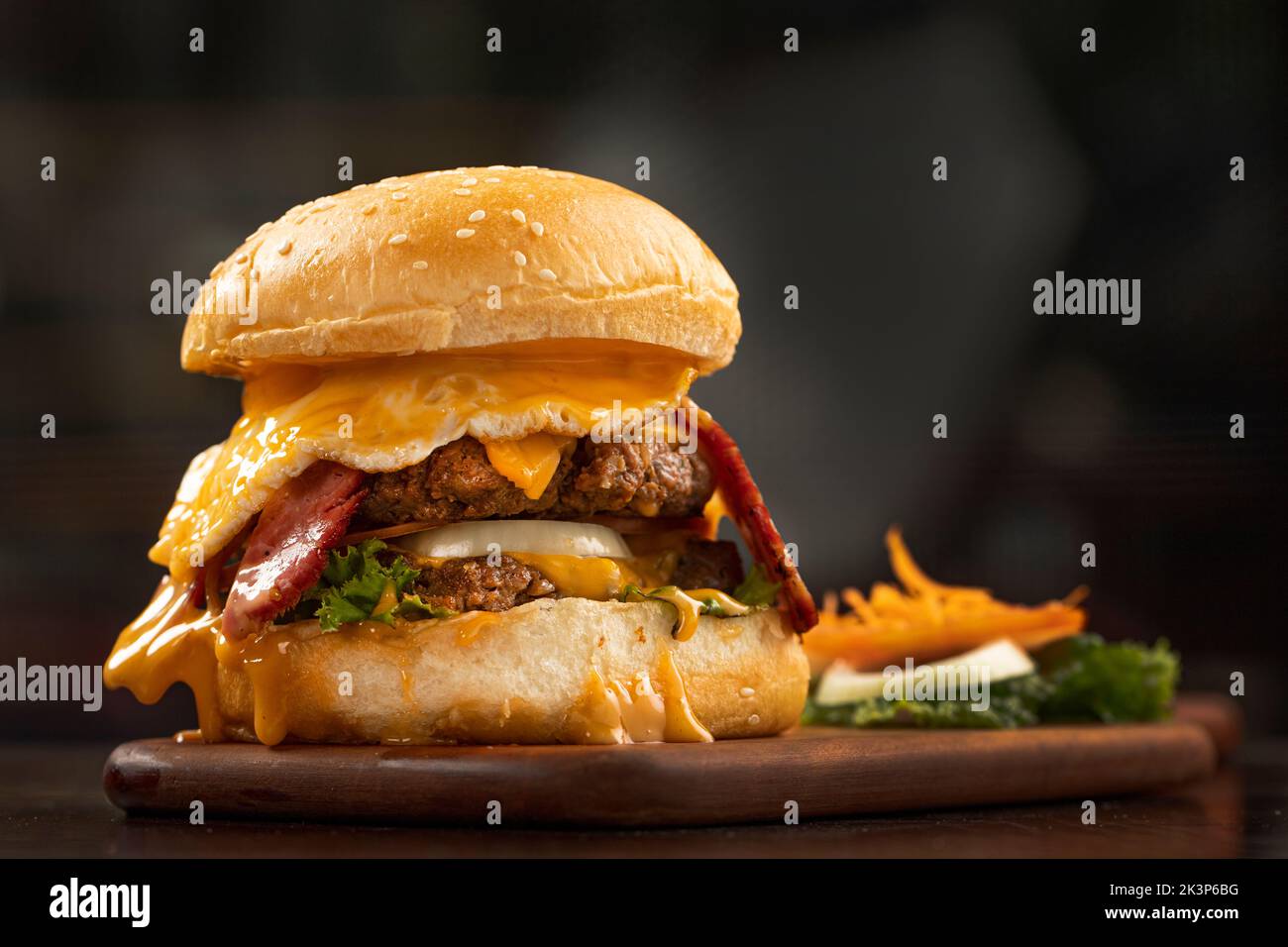 hamburger fresco e gustoso isolato su sfondo a trama nera Foto Stock