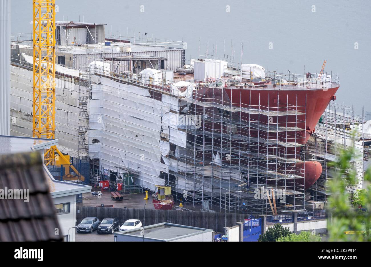 Foto del file datata 10/05/22 di uno dei due traghetti Caledonian Macbrayne in costruzione nel cantiere navale Ferguson Marine di Port Glasgow, Inverclyde, dato che i clienti dei traghetti hanno ricevuto un pagamento di £215.000 dollari in diritti di clientela nei primi quattro mesi dell'esercizio, le cifre mostrano. Foto Stock