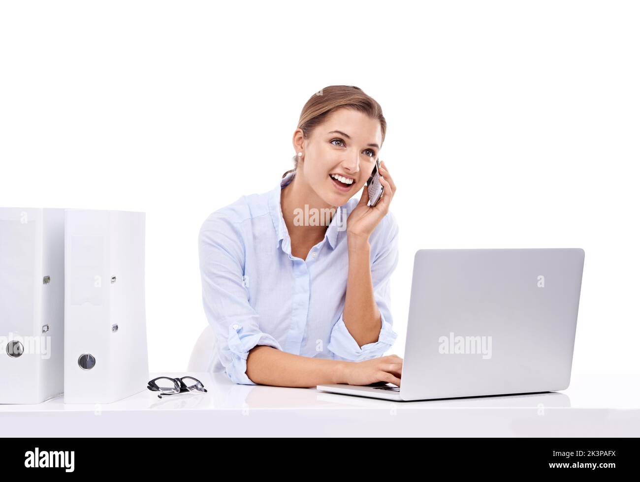 Contattare colleghi e clienti. Una giovane e attraente donna d'affari che parla sul suo cellulare e naviga in rete. Foto Stock