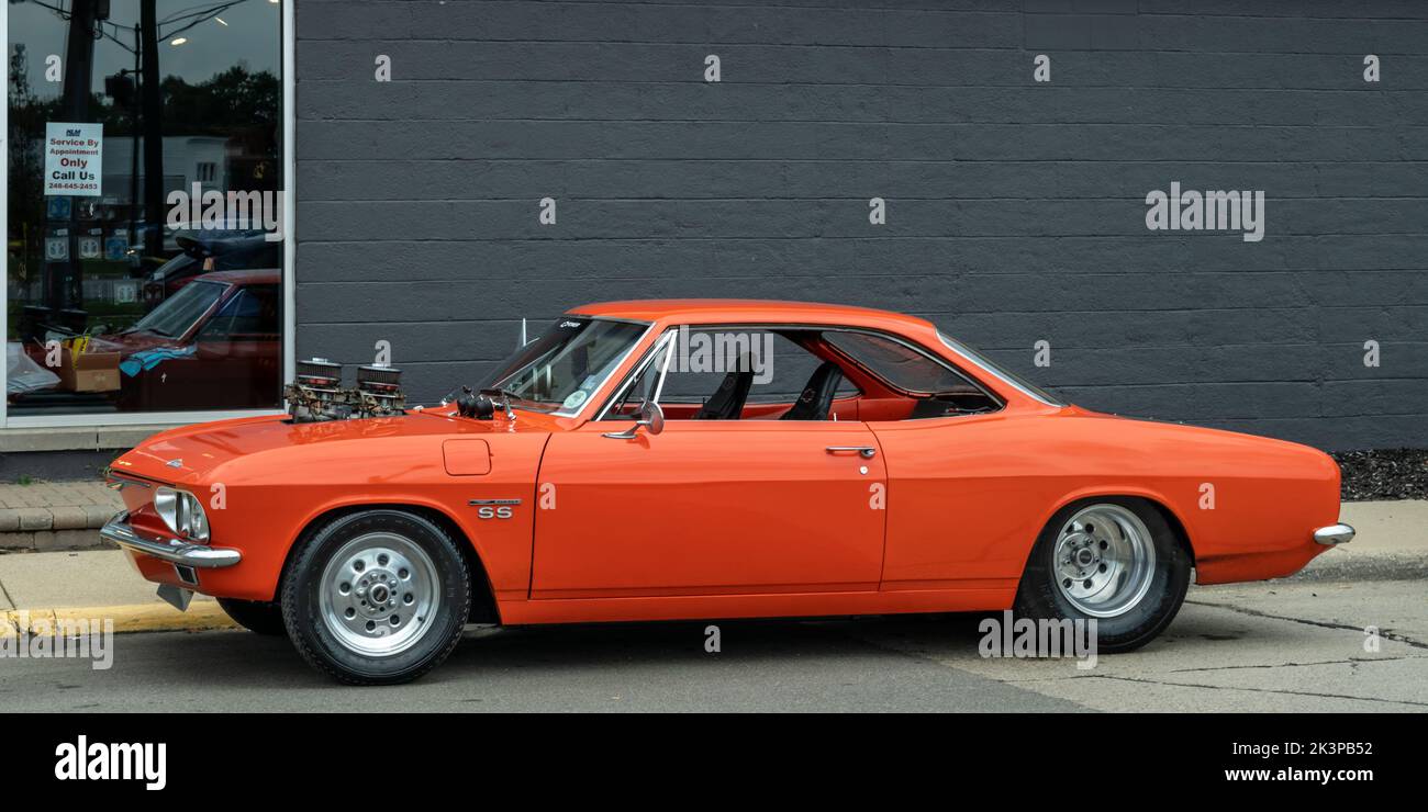 BIRMINGHAM, MI/USA - 13 AGOSTO 2020: Una Chevrolet Corvair SS personalizzata a motore anteriore sulla rotta Woodward Dream Cruise. Foto Stock