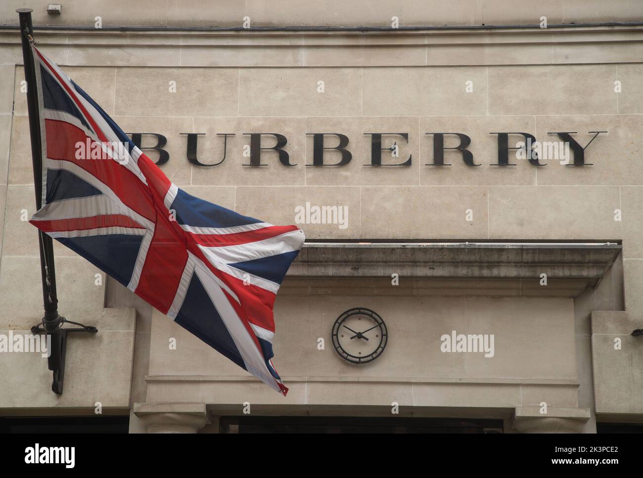 Foto del file datata 18/05/22 di una vista generale di un segno Burberry. La casa di moda di lusso ha detto che il suo direttore creativo di quasi cinque anni è stato dimettersi appena giorni dopo che il suo direttore operativo ha annunciato i piani di partenza. Il gruppo ha detto che Riccardo Tisci partirà alla fine di questo mese dopo aver presentato la sua ultima collezione per l'etichetta questa settimana a Londra. Data di emissione: Mercoledì 28 settembre 2022. Foto Stock