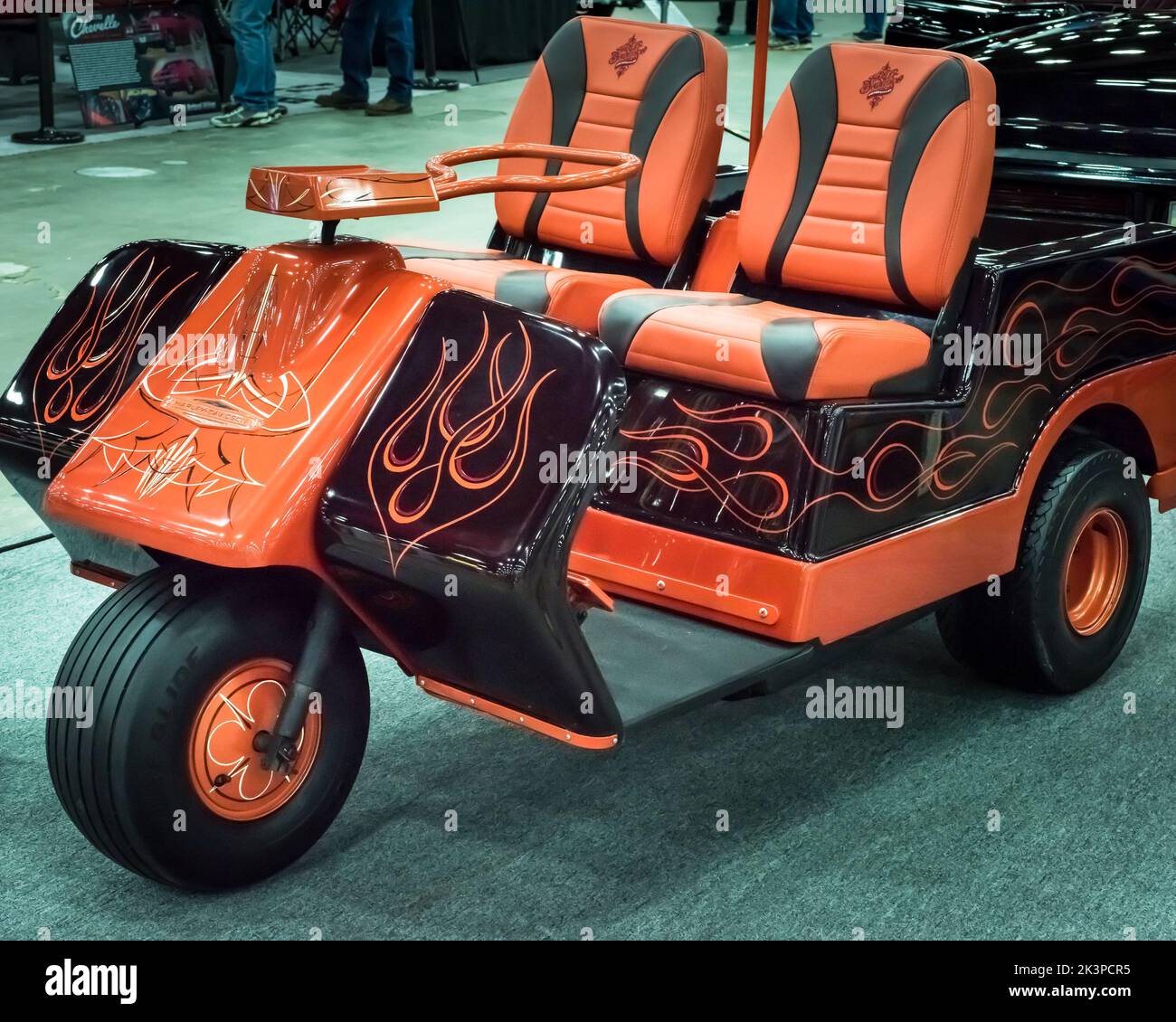 DETROIT, MI/USA - 1 marzo 2019: Un golf cart Harley-Davidson del 1969 con fiamme, in mostra all'Autorama di Detroit. Foto Stock