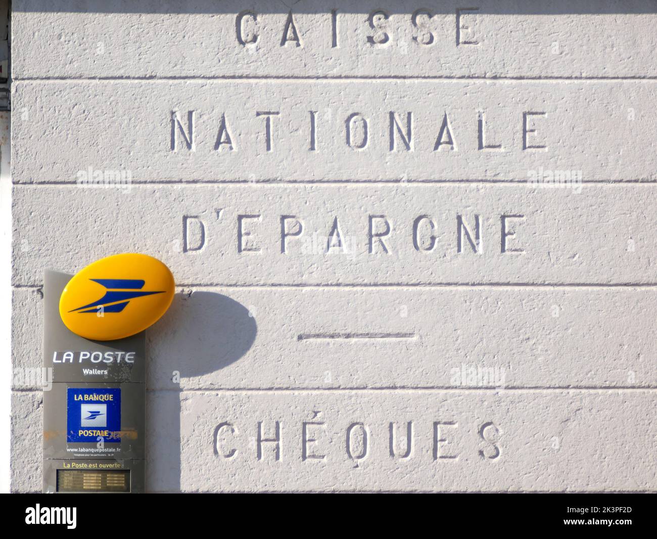 Wallers, France - 09 23 2022 : pannello informativo dell'ufficio postale, su una parete della città, orari di apertura e logo. Banca di risparmio nazionale, assegno, sono Foto Stock