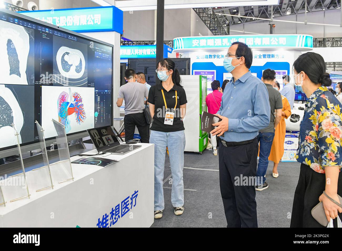 HEFEI, CINA - 21 SETTEMBRE 2022 - i visitatori visitano il terminale di visualizzazione ai in tempo reale di Infervision Medical per le immagini mediche del torace all'uomo del mondo Foto Stock