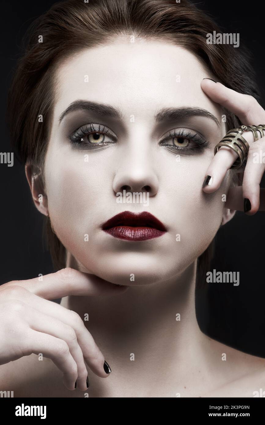 La regina della scena gotica. Una bella donna pallida con scuro make up su - concetto scuro. Foto Stock