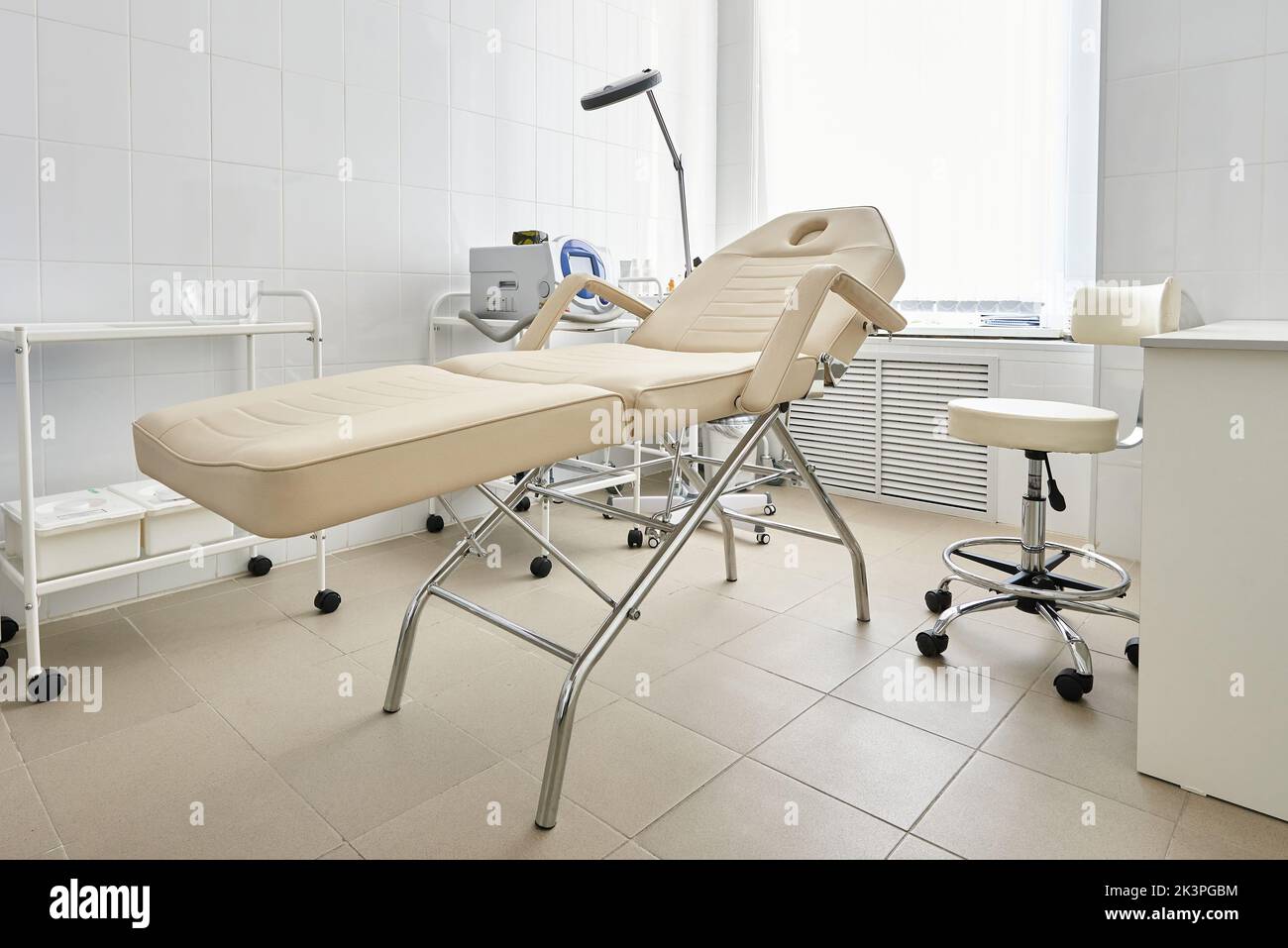 Sala trattamento con lettino in clinica di bellezza. Foto Stock