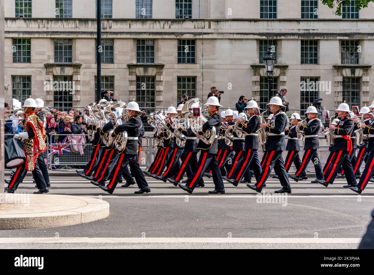Una British Army/Royal Marines Band suona durante la Queen Elizabeth II Funeral Procession, Whitehall, Londra, Regno Unito. Foto Stock