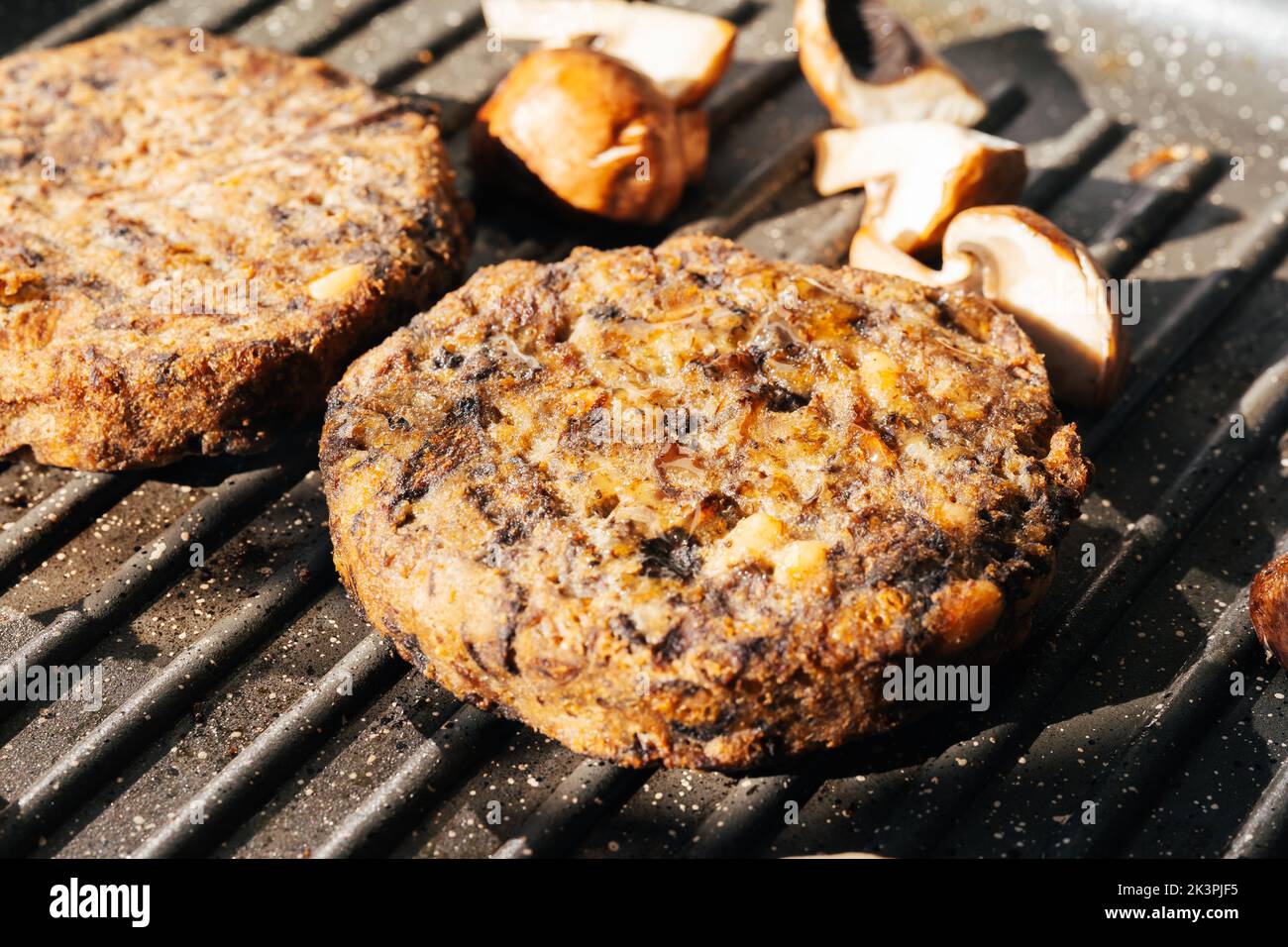 Vegener pilz-Burger a base di funghi su una padella alla griglia Foto Stock