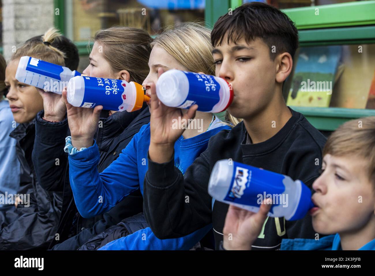 2022-09-28 09:26:20:19 GRONINGEN - i bambini bevono acqua potabile durante l'apertura del giorno nazionale dell'acqua di rubinetto. Questa giornata scolastica di circa 250.000 studenti della scuola primaria è dominata da una politica dell'acqua banale. ANP VINCENT JANNINK olanda fuori - belgio fuori Foto Stock