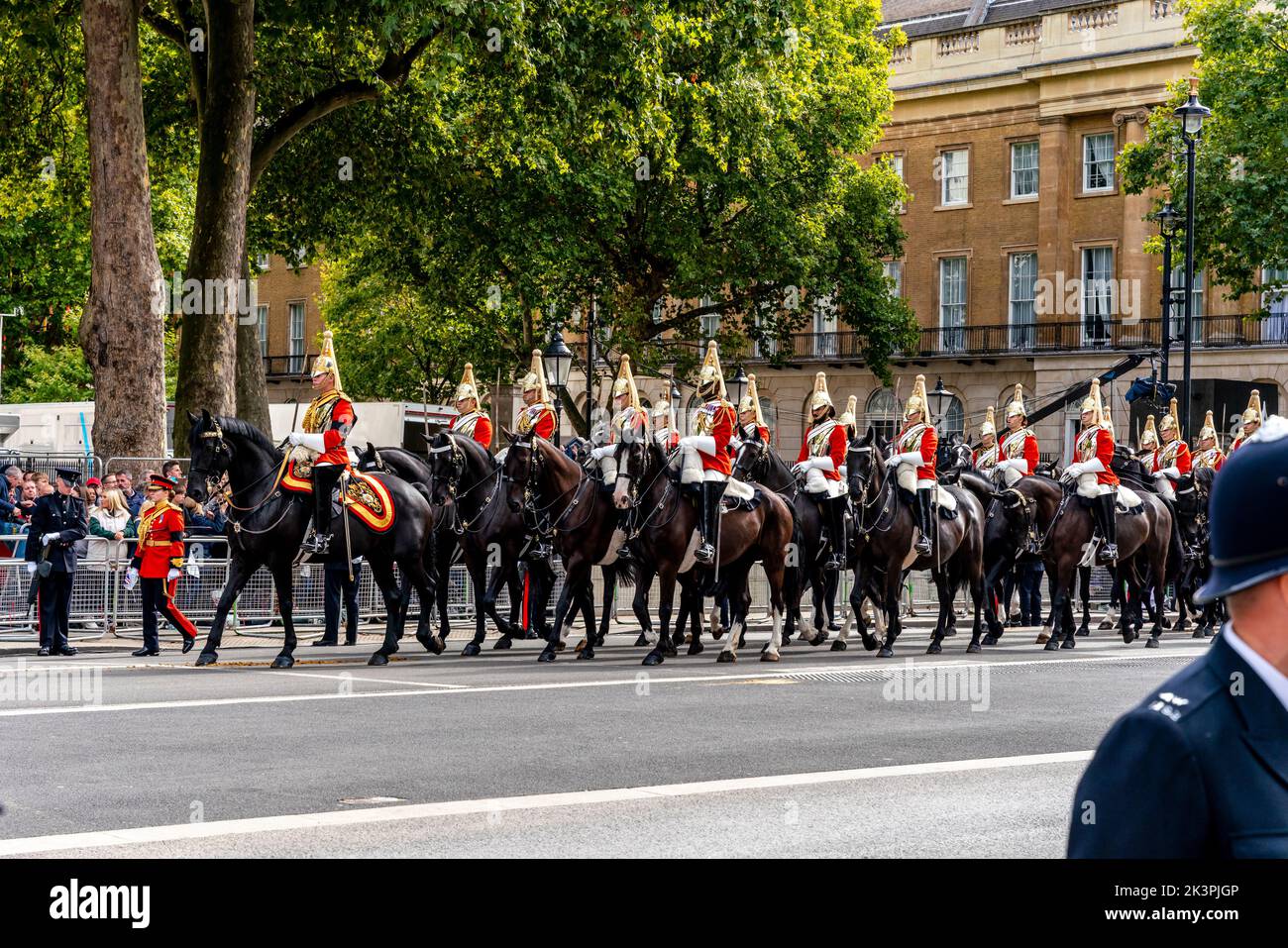 Le guardie della vita partecipano alla Queen Elizabeth II Funeral Procession, Whitehall, Londra, Regno Unito. Foto Stock