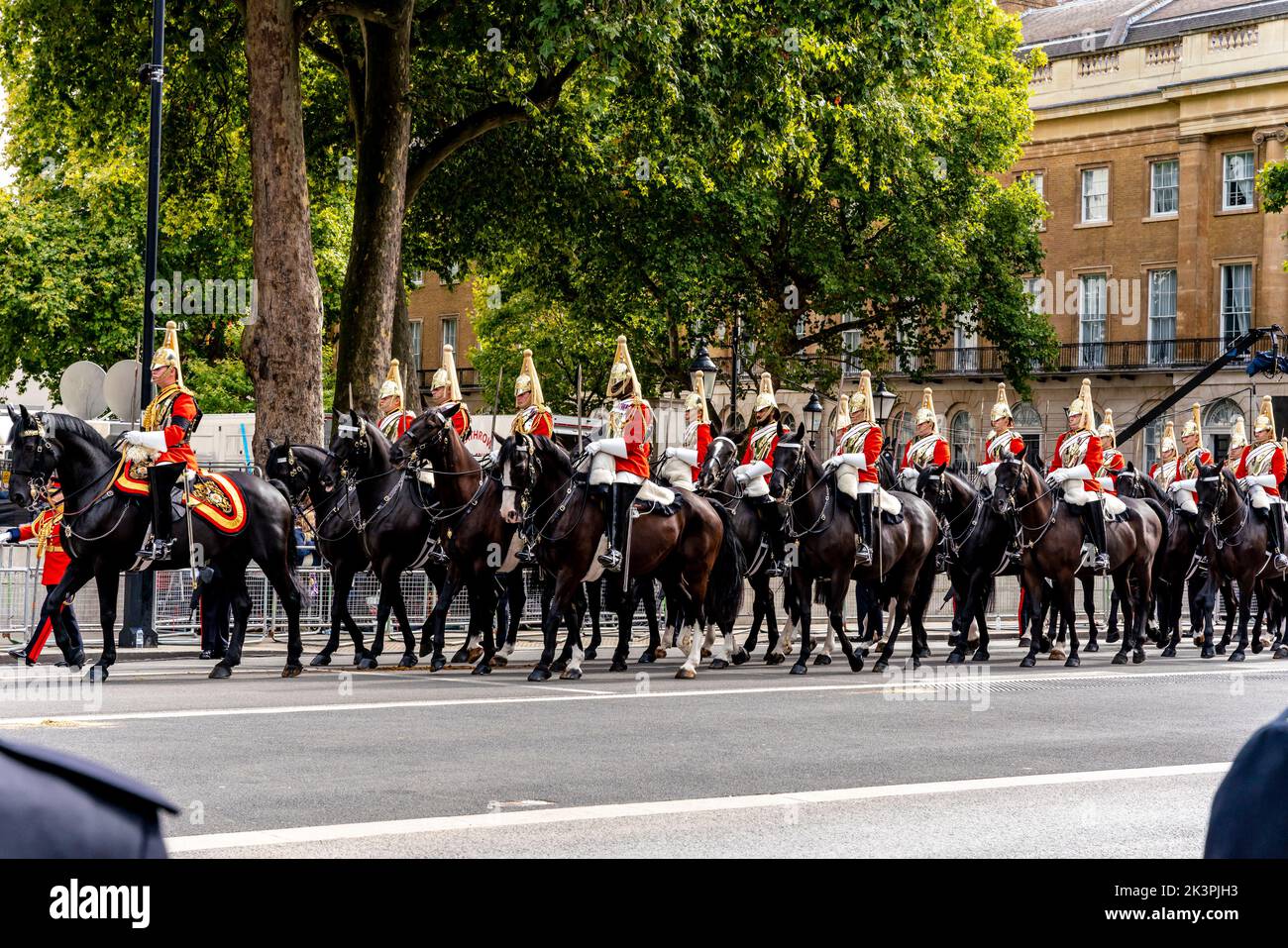 Le guardie della vita partecipano alla Queen Elizabeth II Funeral Procession, Whitehall, Londra, Regno Unito. Foto Stock
