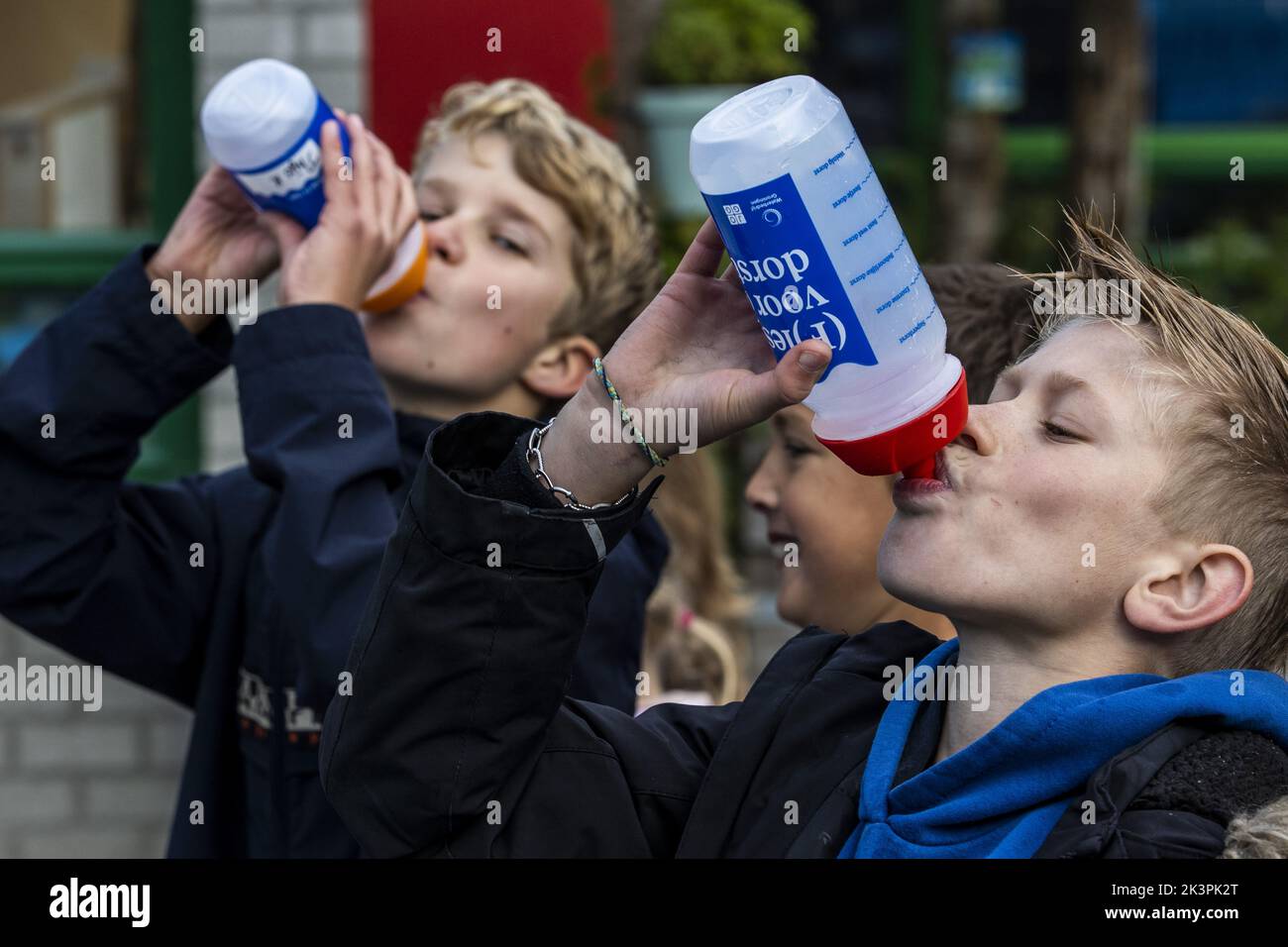 2022-09-28 09:18:32:19 GRONINGEN - i bambini bevono acqua potabile durante l'apertura del giorno nazionale dell'acqua di rubinetto. Questa giornata scolastica di circa 250.000 studenti della scuola primaria è dominata da una politica dell'acqua banale. ANP VINCENT JANNINK olanda fuori - belgio fuori Foto Stock