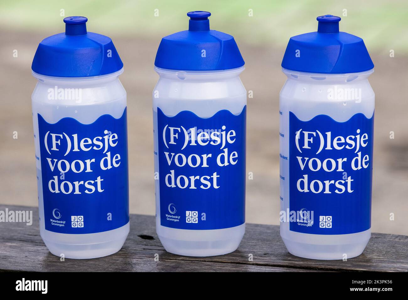 2022-09-28 09:14:02:19 GRONINGEN - bottiglie per bere acqua potabile durante l'apertura del giorno nazionale dell'acqua di rubinetto. Questa giornata scolastica di circa 250.000 studenti della scuola primaria è dominata da una politica dell'acqua banale. ANP VINCENT JANNINK olanda fuori - belgio fuori Foto Stock