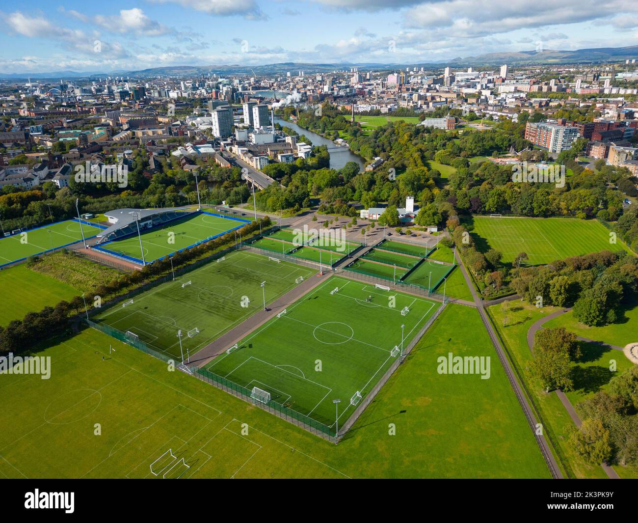 Veduta aerea del centro calcistico di Flesher’s Haugh su Glasgow Green a Glasgow, Scozia, Regno Unito Foto Stock