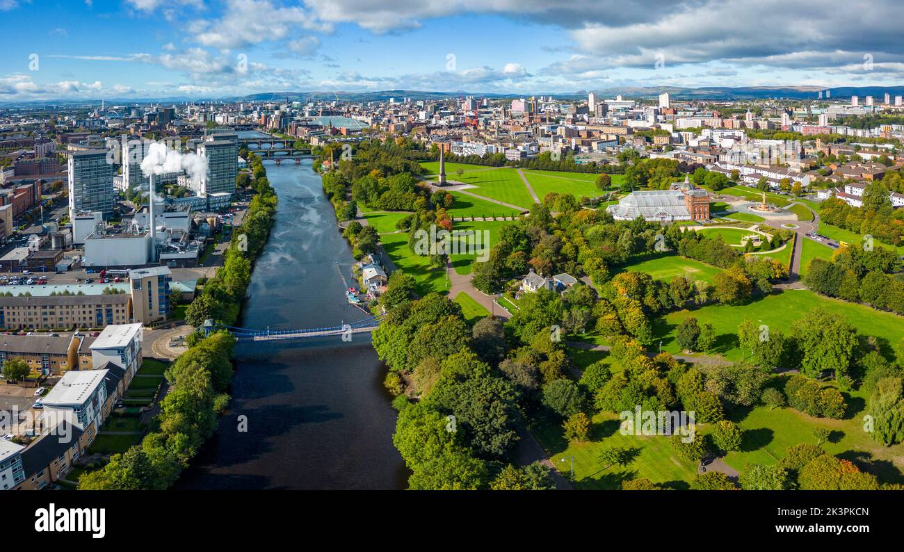 Vista aerea del parco verde di Glasgow accanto al fiume Clyde a Glasgow, Scozia, Regno Unito Foto Stock