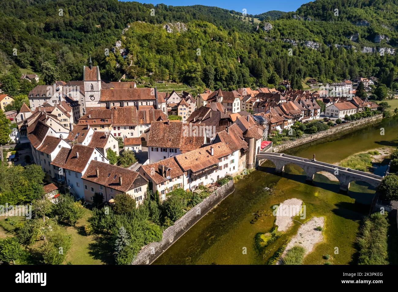 Die historische Altstadt von Saint-Ursanne aus der Luft gesehen, Schweiz, Europa | il centro storico di Saint-Ursanne visto dall'alto, Svizzerola Foto Stock