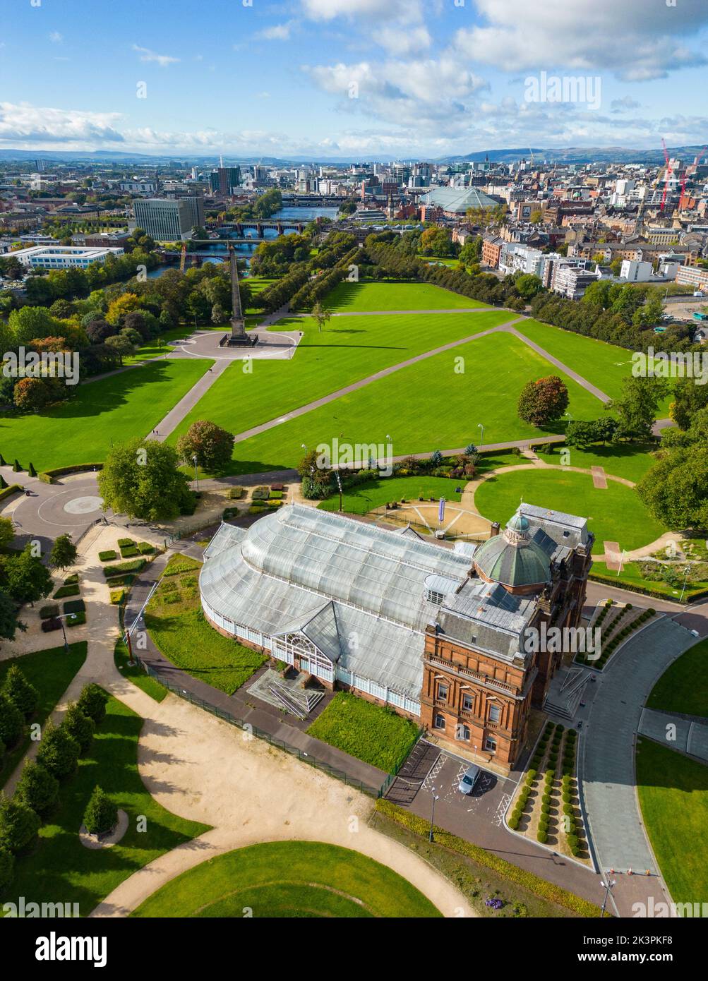 Veduta aerea del Peoples Palace e dei Winter Gardens sul parco verde di Glasgow, Scozia, Regno Unito Foto Stock