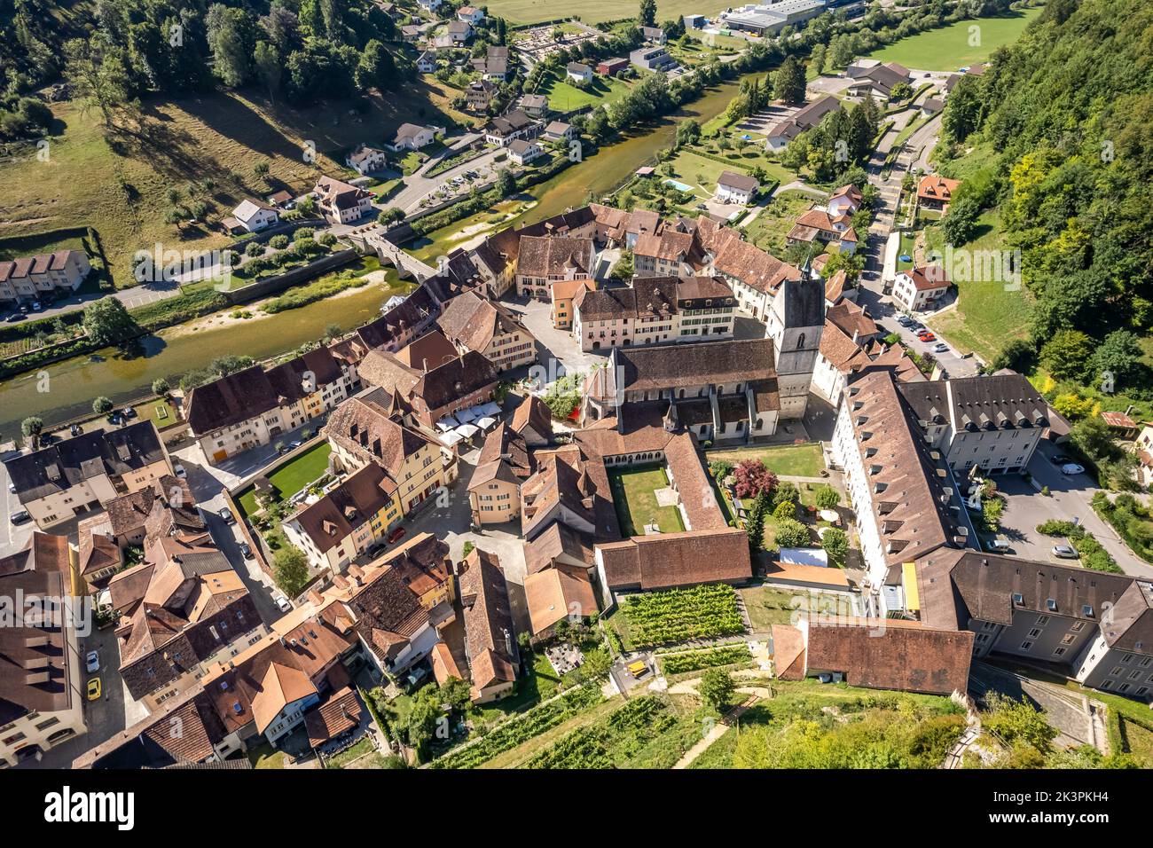 Die historische Altstadt von Saint-Ursanne aus der Luft gesehen, Schweiz, Europa | il centro storico di Saint-Ursanne visto dall'alto, Svizzerola Foto Stock