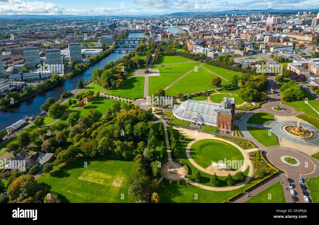 Veduta aerea del Peoples Palace sul parco verde di Glasgow, Scozia, Regno Unito Foto Stock