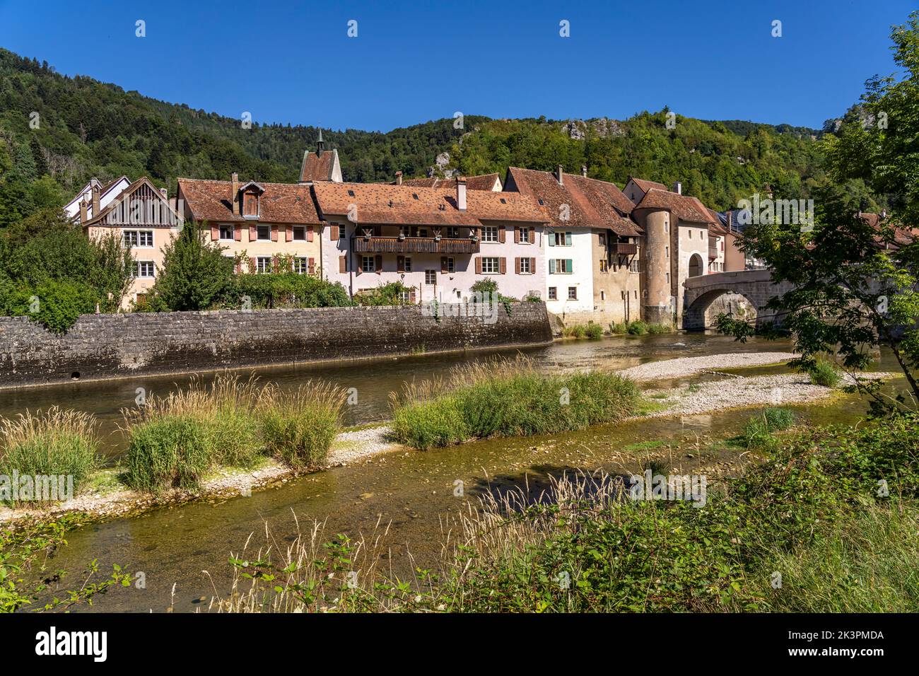 Die historische Altstadt von Saint-Ursanne und der Fluss Doubs, Schweiz, Europa | il centro storico di Saint-Ursanne e il fiume Doubs, Switze Foto Stock