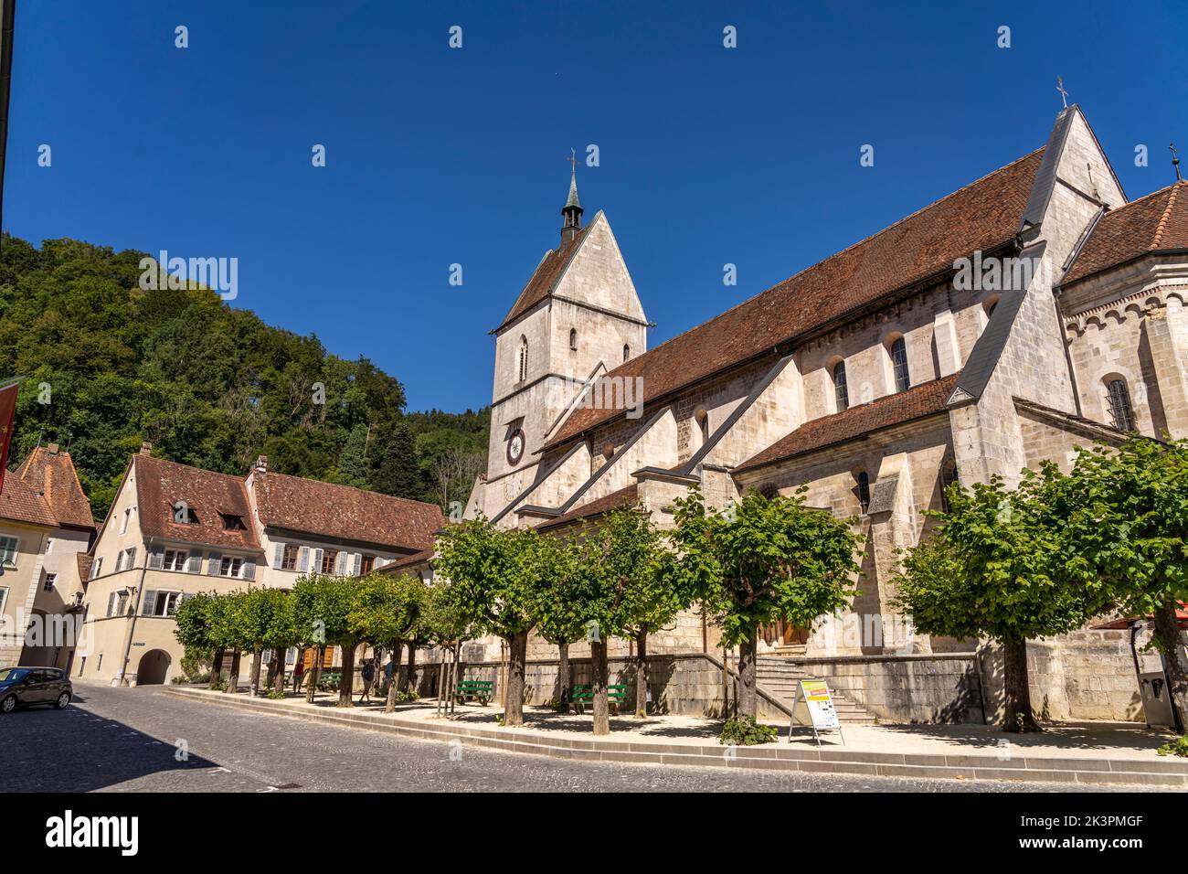 Die Stiftskirche a Saint-Ursanne, Schweiz, Europa | la chiesa collegiata di Saint-Ursanne, Svizzera, Europa Foto Stock