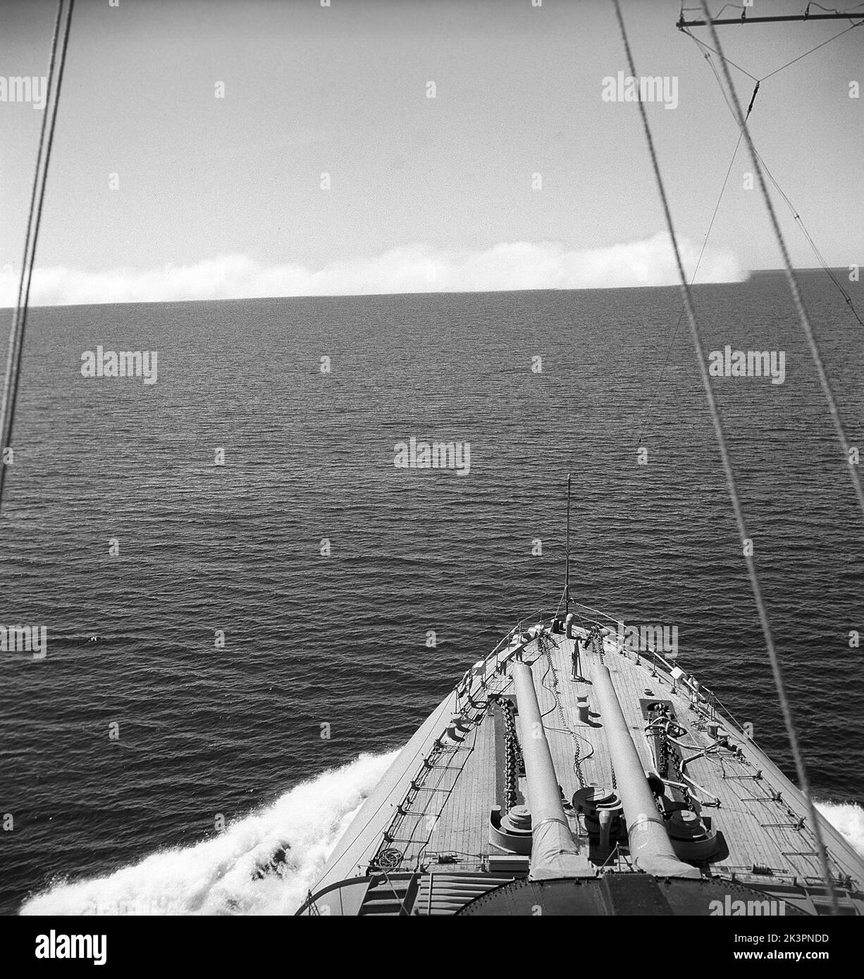 Durante la seconda guerra mondiale La nave da guerra Sverige durante gli esercizi navali in mare. I cannoni anteriori sono visibili e la nave sta dirigendo verso uno schermo di fumo di fronte. Svezia giugno 1940. Kristoffersson Ref 141 Foto Stock