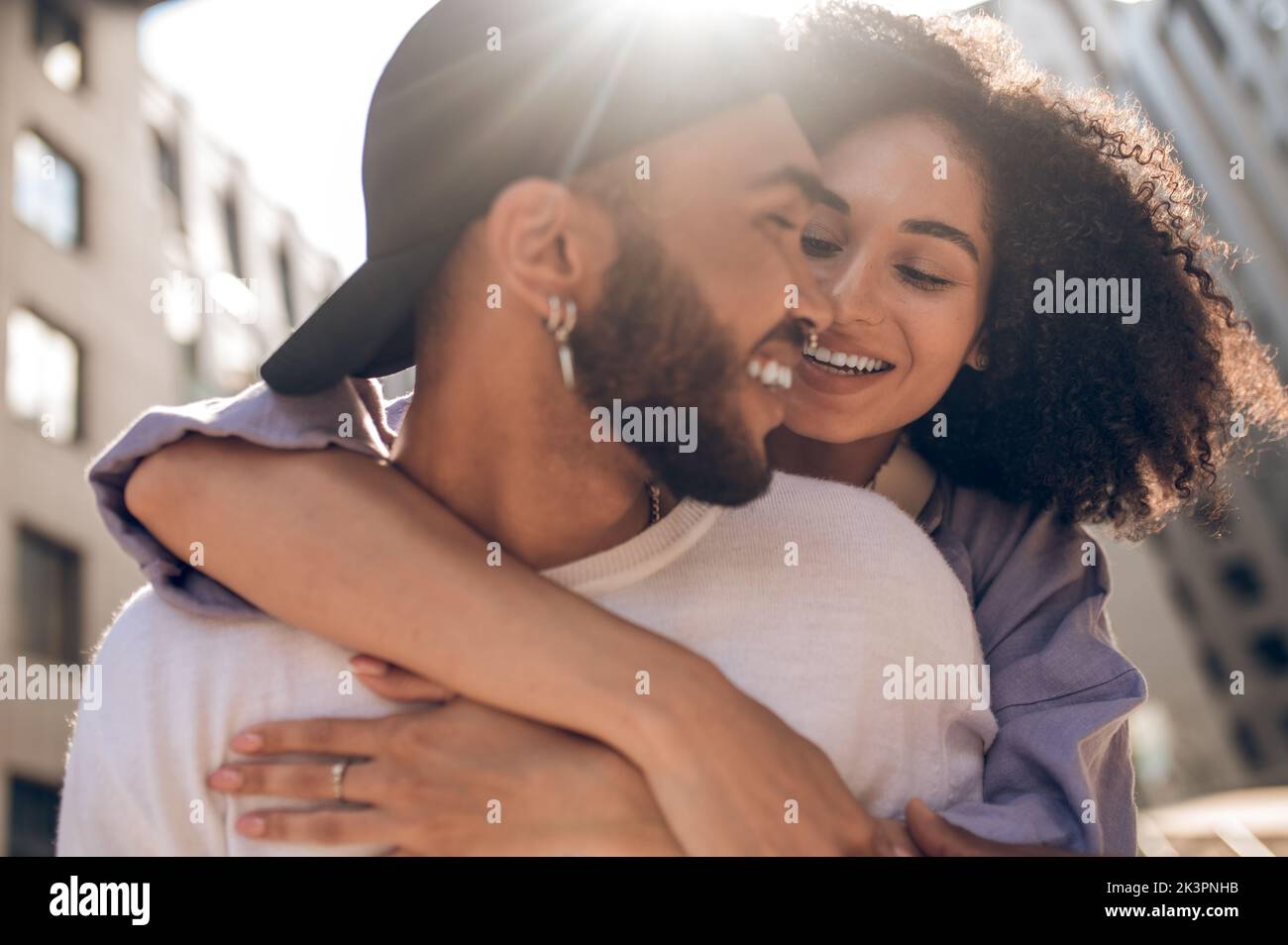 Una giovane coppia che guarda felice ed eccitato Foto Stock