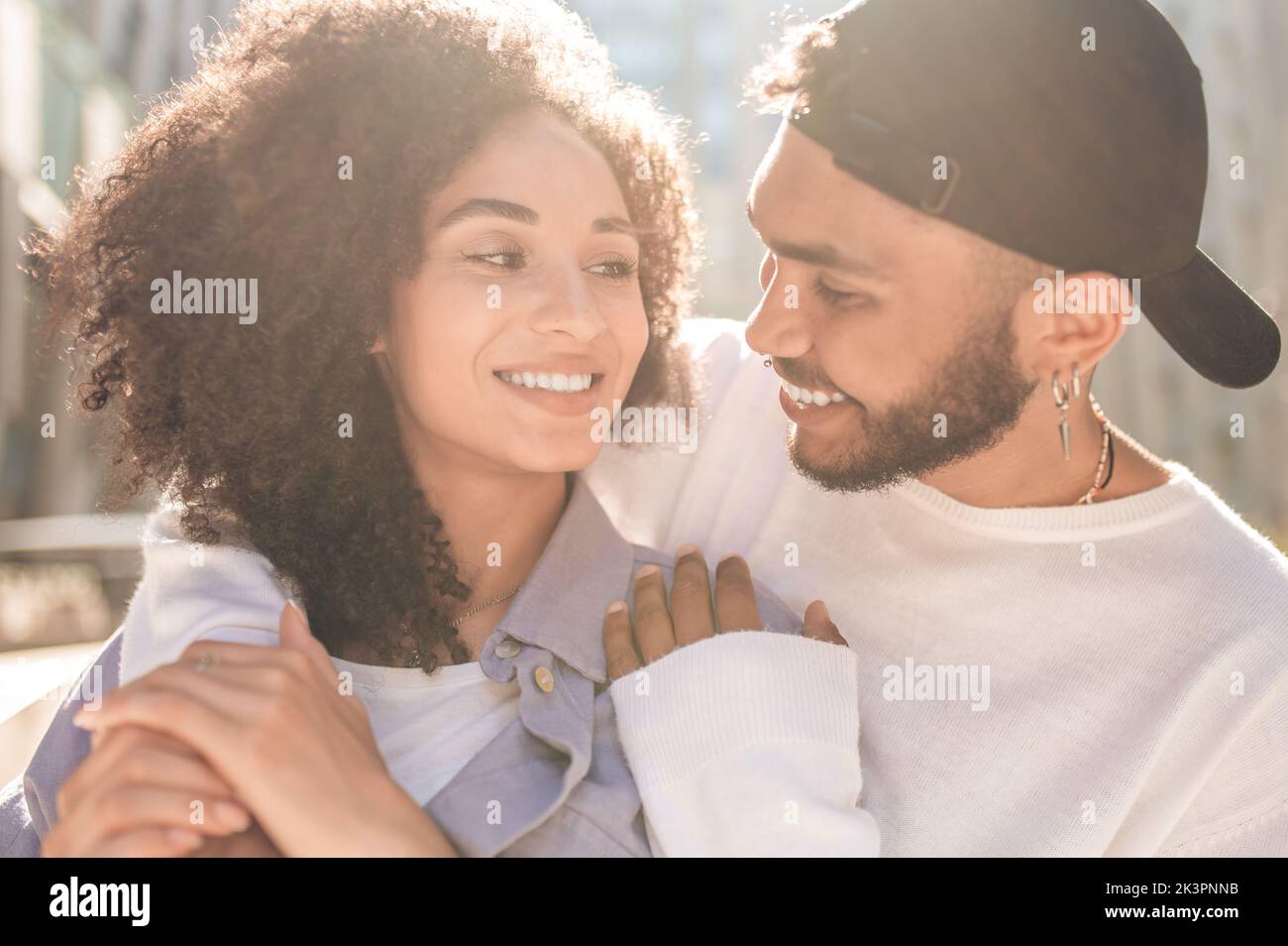 Felice giovane coppia che guarda nell'amore e romantico Foto Stock