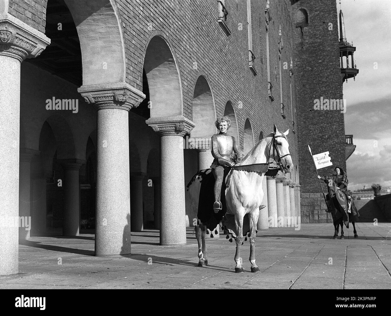 Negli anni '1940s. Il film americano Jeanne d'Arc è stato promosso per la sua prima proiezione e Kerstin Bergo è stato scelto per agire come Ingrid Bergman nel pr-stunt. Sembrava un po' Ingrid Bergman e poteva cavalcare. Sullo sfondo del municipio di Stoccolma. Stoccolma Svezia 1949. Kristoffersson rif AO18-1 Foto Stock