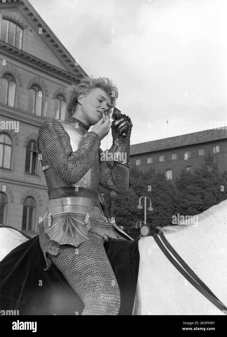 Negli anni '1940s. Il film americano Jeanne d'Arc è stato promosso per la sua prima proiezione e Kerstin Bergo è stato scelto per agire come Ingrid Bergman nel pr-stunt. Sembrava un po' Ingrid Bergman e poteva cavalcare. Riesce a migliorare il suo trucco anche vestito come cavaliere in armatura, tenendo un mirrior tasca nella sua mano coperta di metallo e il rossetto nell'altro. Stoccolma Svezia 1949. Kristoffersson rif AO17-2 Foto Stock