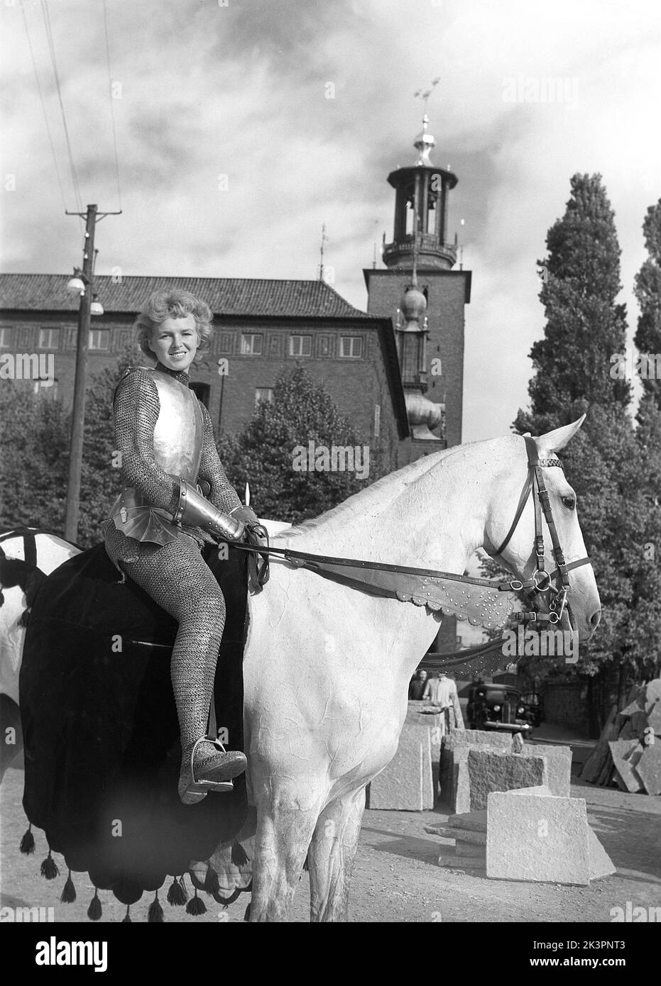 Negli anni '1940s. Il film americano Jeanne d'Arc è stato promosso per la sua prima proiezione e Kerstin Bergo è stato scelto per agire come Ingrid Bergman nel pr-stunt. Sembrava un po' Ingrid Bergman e poteva cavalcare. Sullo sfondo del municipio di Stoccolma. Stoccolma Svezia 1949. Kristoffersson rif AO17-4 Foto Stock