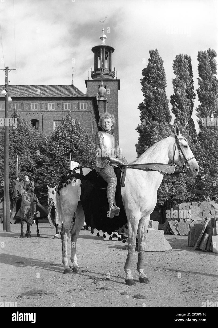 Negli anni '1940s. Il film americano Jeanne d'Arc è stato promosso per la sua prima proiezione e Kerstin Bergo è stato scelto per agire come Ingrid Bergman nel pr-stunt. Sembrava un po' Ingrid Bergman e poteva cavalcare. Sullo sfondo del municipio di Stoccolma. Stoccolma Svezia 1949. Kristoffersson rif AO17-3 Foto Stock