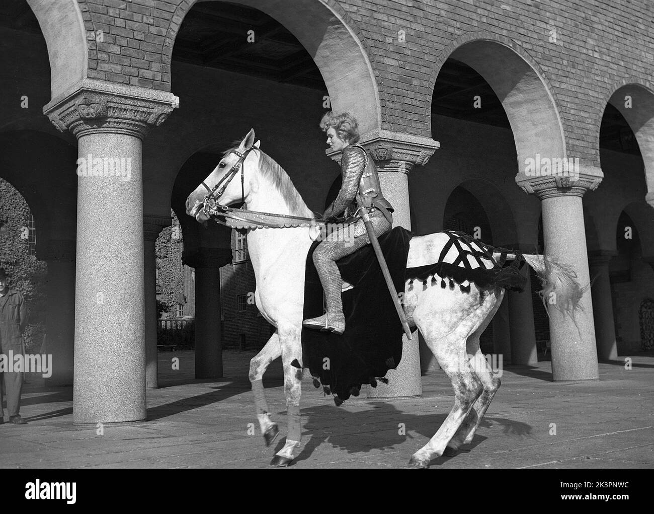 Negli anni '1940s. Il film americano Jeanne d'Arc è stato promosso per la sua prima proiezione e Kerstin Bergo è stato scelto per agire come Ingrid Bergman nel pr-stunt. Sembrava un po' Ingrid Bergman e poteva cavalcare. Sullo sfondo del municipio di Stoccolma. Stoccolma Svezia 1949. Kristoffersson rif AO17-7 Foto Stock