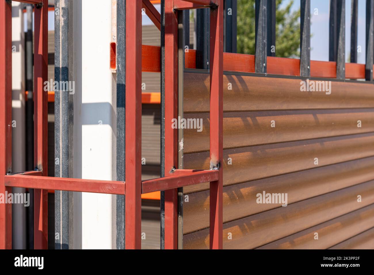 Collegamenti strutturali delle travi in acciaio, colonna metallica che sostiene la struttura del tetto. Concetto di acciaio strutturale Foto Stock