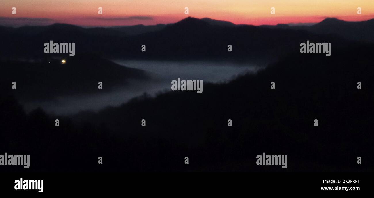 Bellissimo tramonto paesaggio nebbia,Urbino,Marche,Italia,inverno Foto Stock