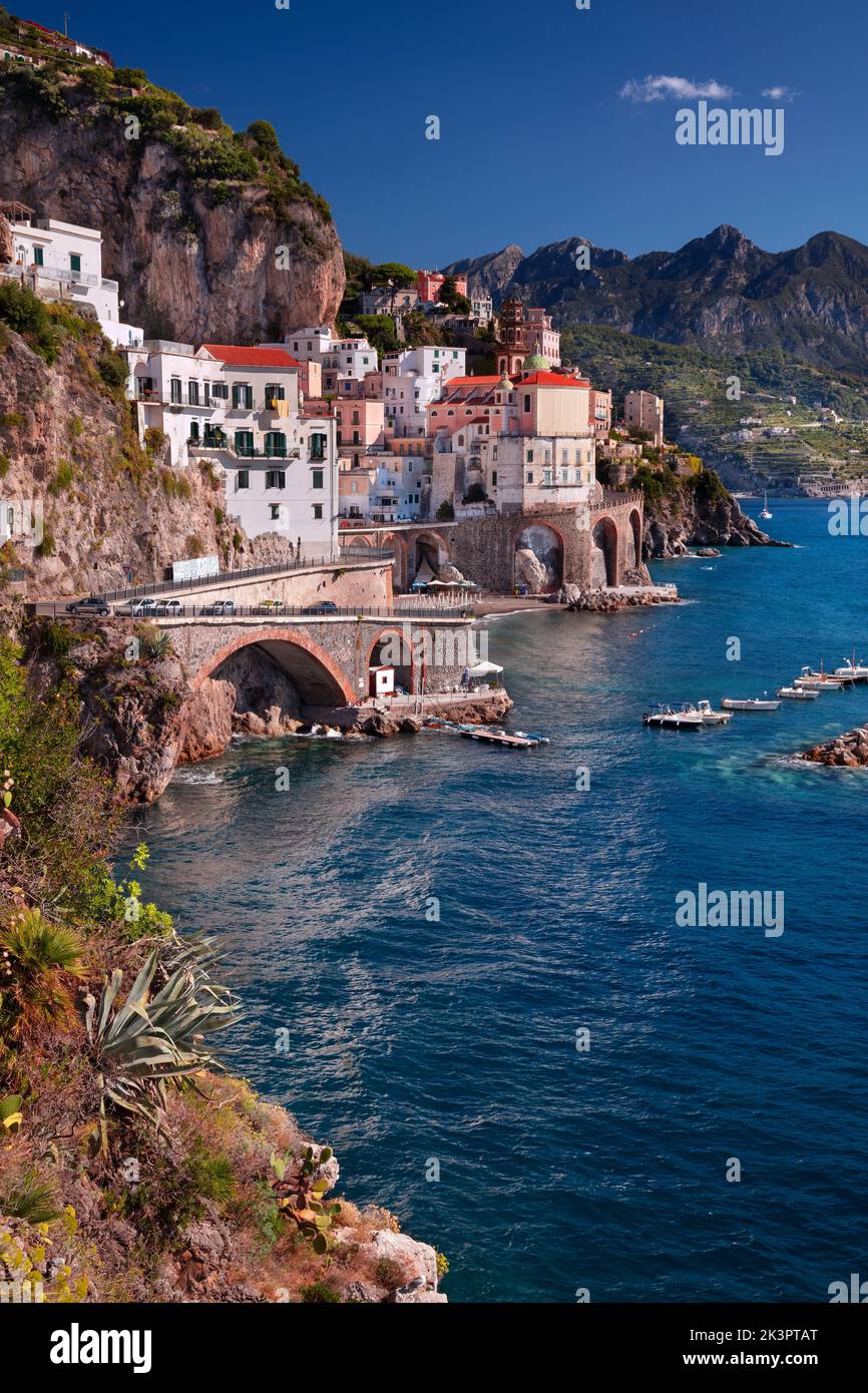 Atrani, Costiera Amalfitana, Italia. Immagine del paesaggio urbano dell'iconica città di Atrani, situata sulla Costiera Amalfitana, in Italia, nelle soleggiate giornate estive. Foto Stock
