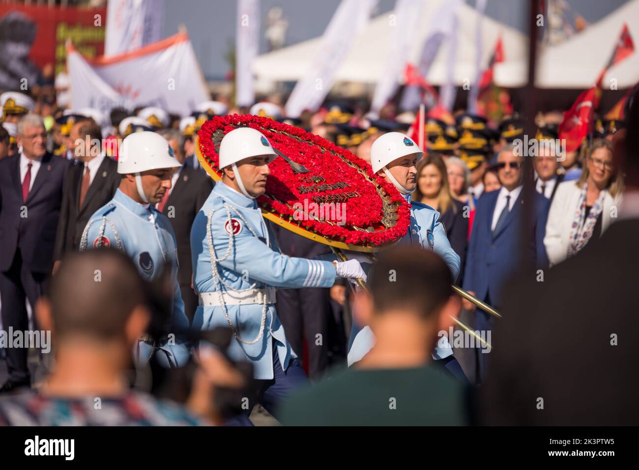 Izmir, Turchia - 9 settembre 2022: Le politiche portano corone da mettere sul busto ataturk il 9 settembre il giorno della liberazione città di Izmir a Repubblica Foto Stock