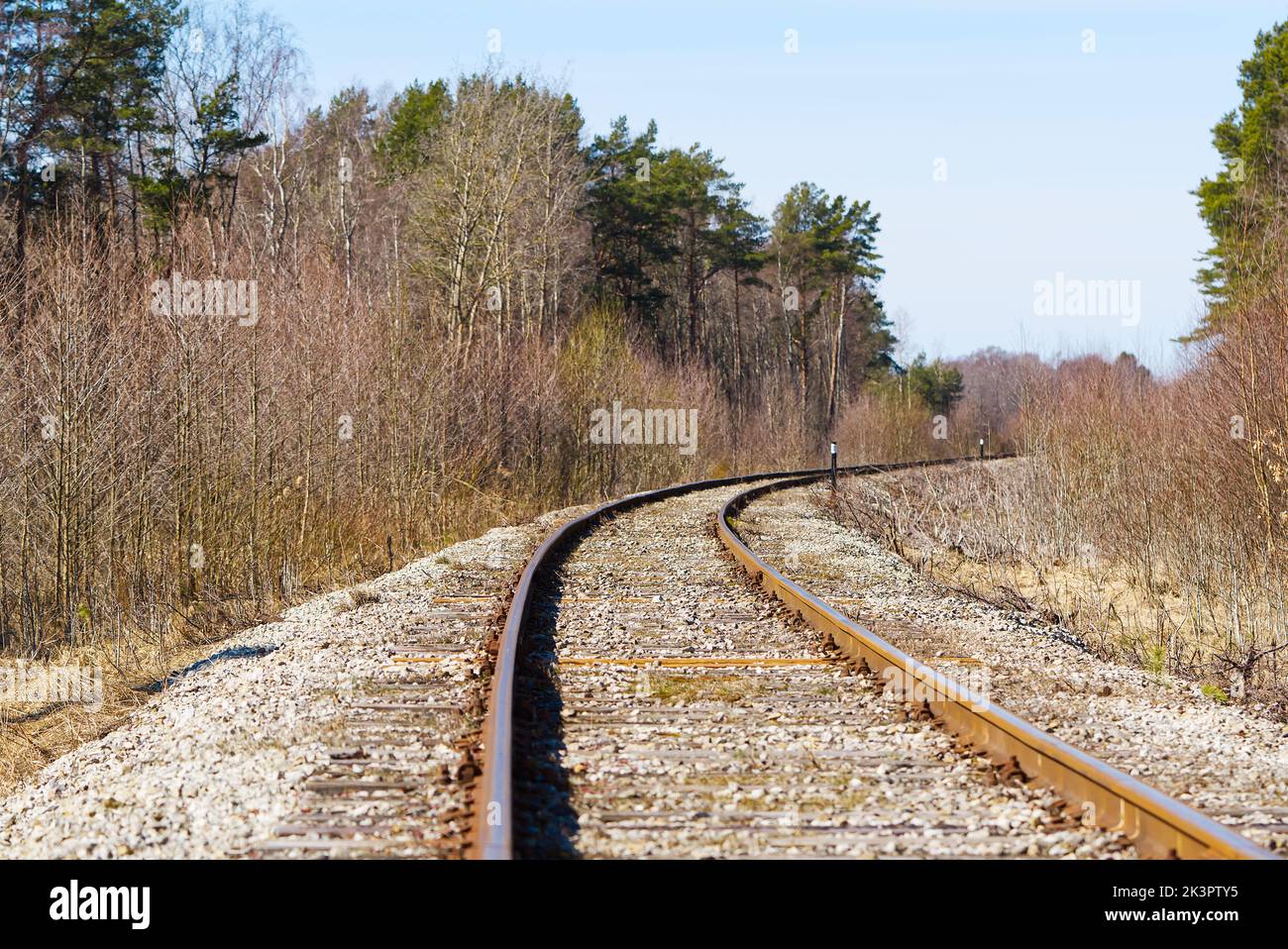 Vecchia ferrovia. Vecchie rotaie con ghiaia intorno alle rotaie. Ferrovia ghiaia. Piste del treno Foto Stock