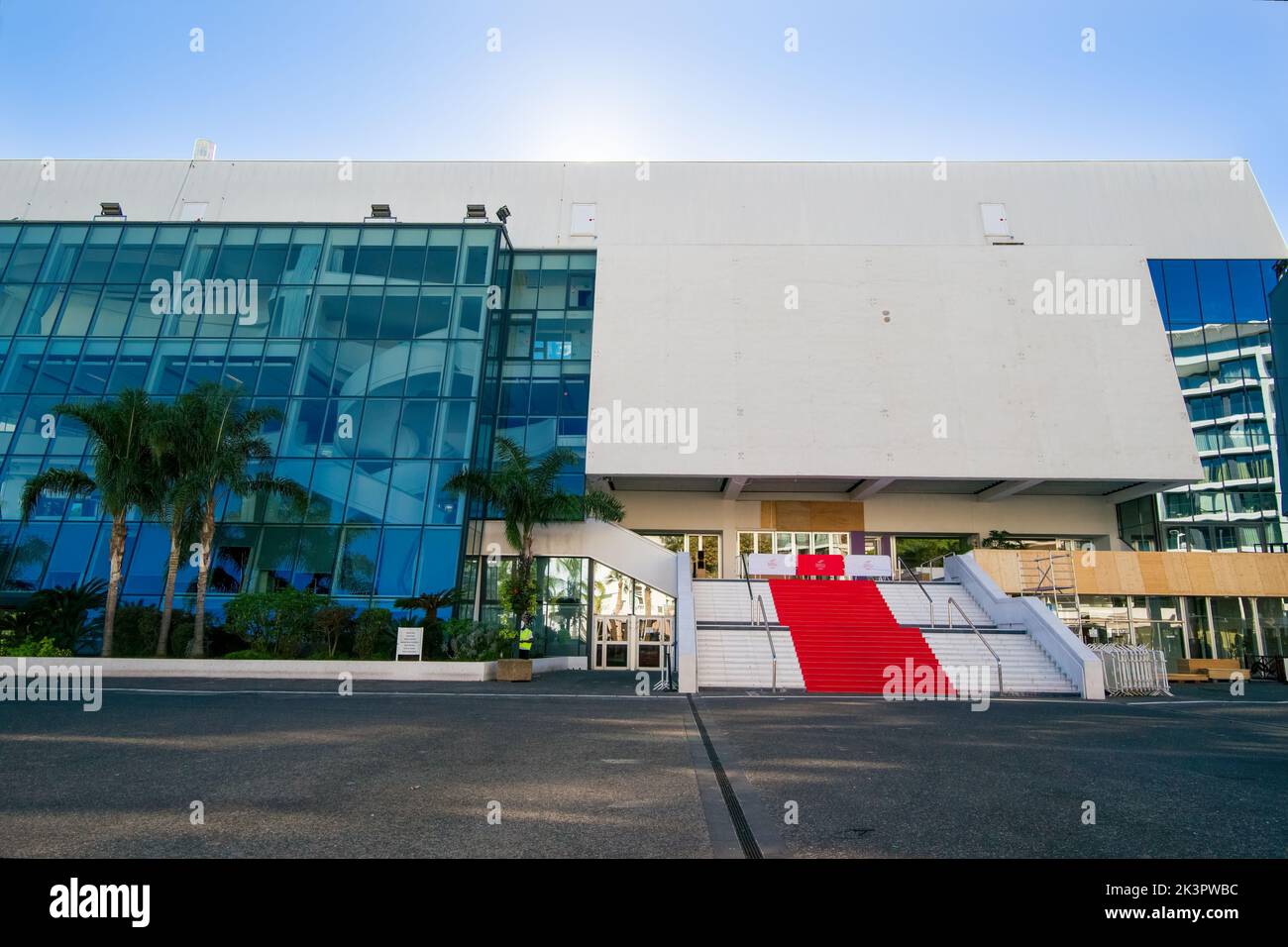 Cannes, Francia - 09 26 2022 : lavori di manutenzione e tappeto rosso al Palazzo dei Festival di Cannes Foto Stock