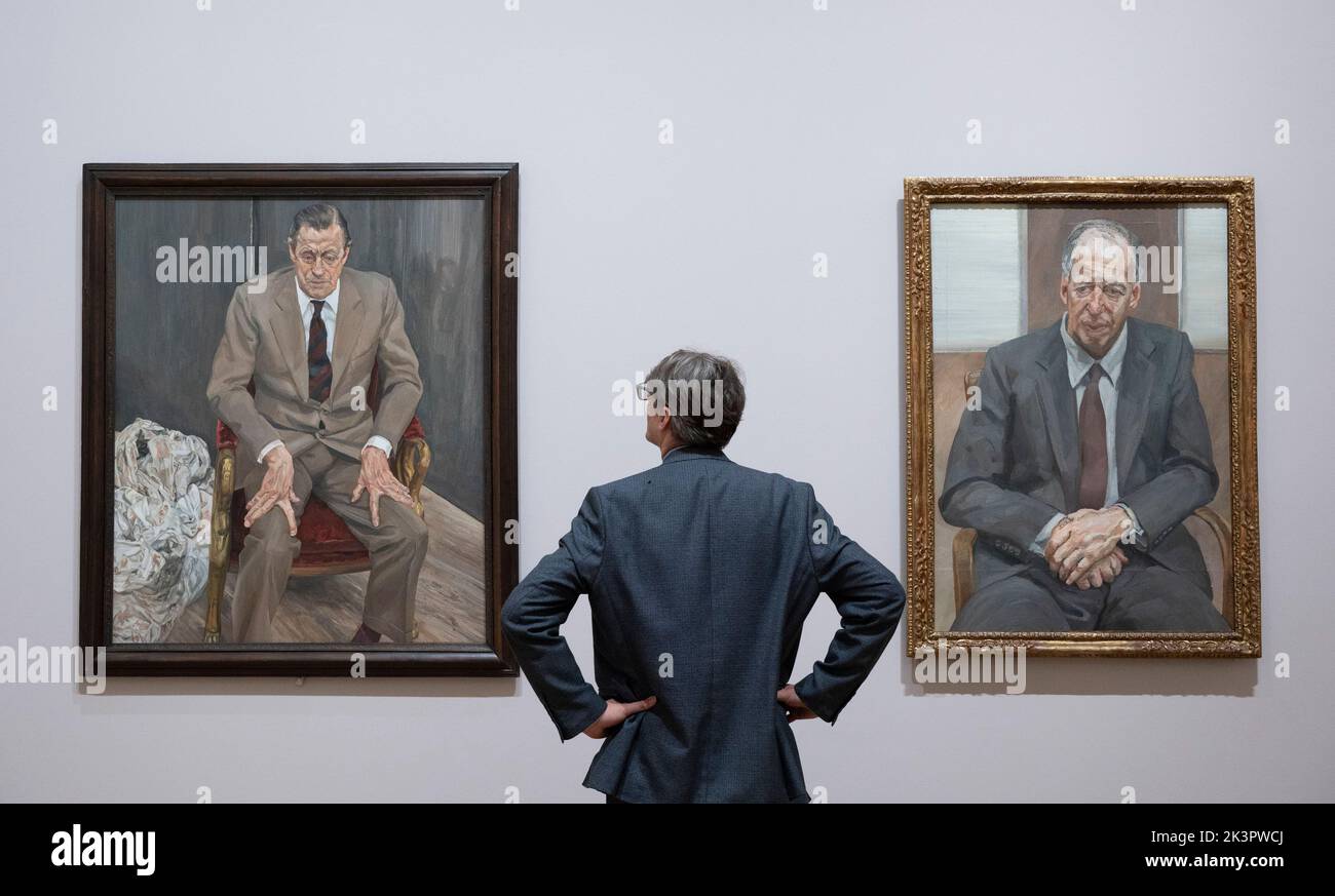 National Gallery, Londra, Regno Unito. 26 settembre 2022. Lucian Freud: Nuove prospettive. La mostra Landmark Credit Suisse, con oltre 65 prestiti provenienti da tutto il mondo, riunisce dipinti di oltre settant'anni, allestiti dalla Galleria Nazionale per celebrare il centenario della nascita del grande artista del 20th° secolo (1922-2011). Immagine (l to r): Lucian Freud, uomo su sedia (Ritratto del Barone HH Thyssen-Bornemisza), 1985, Collezioni Thyssen-Bornemisz; uomo su sedia (Jacob Rothschild), 1989, Fondazione Rothschild. Credit: Malcolm Park/Alamy Live News Foto Stock