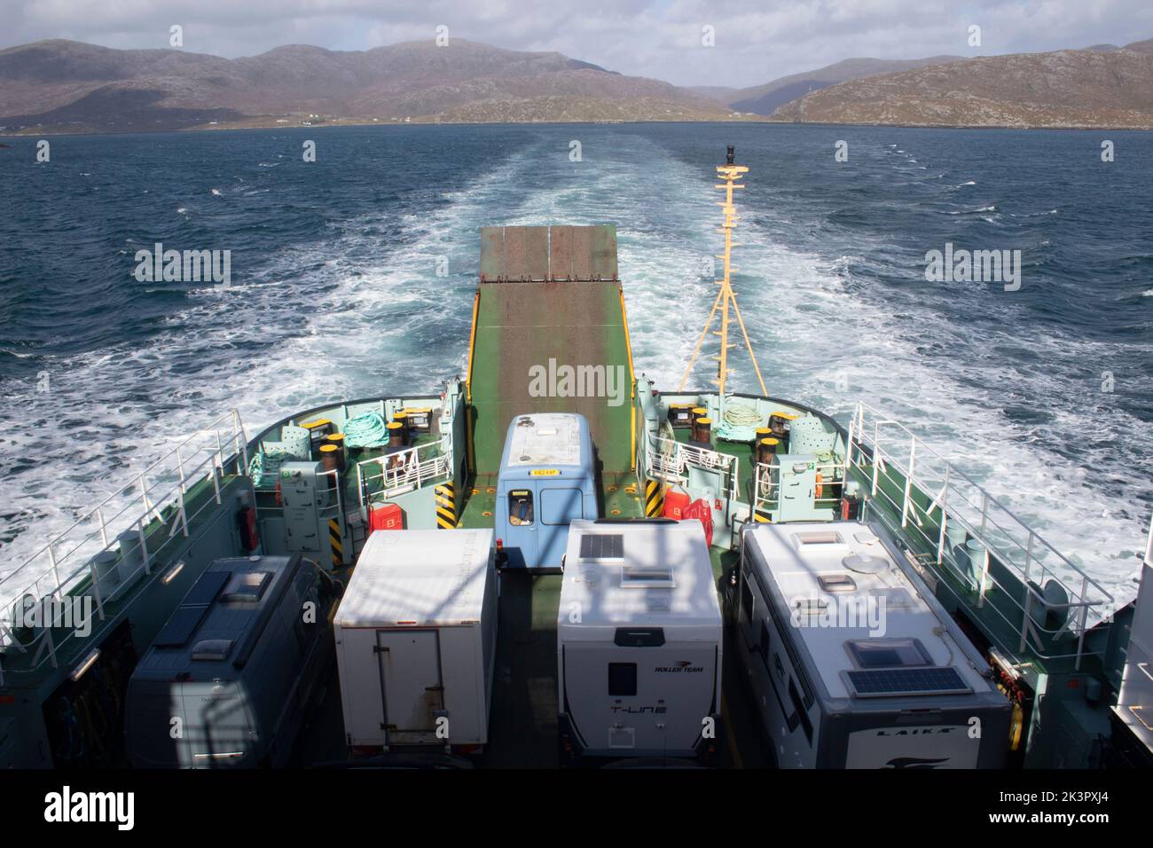 Il traghetto CalMac parte da Harris da Tarbert per l'isola di Skye, Ebridi, Scozia, Regno Unito Foto Stock